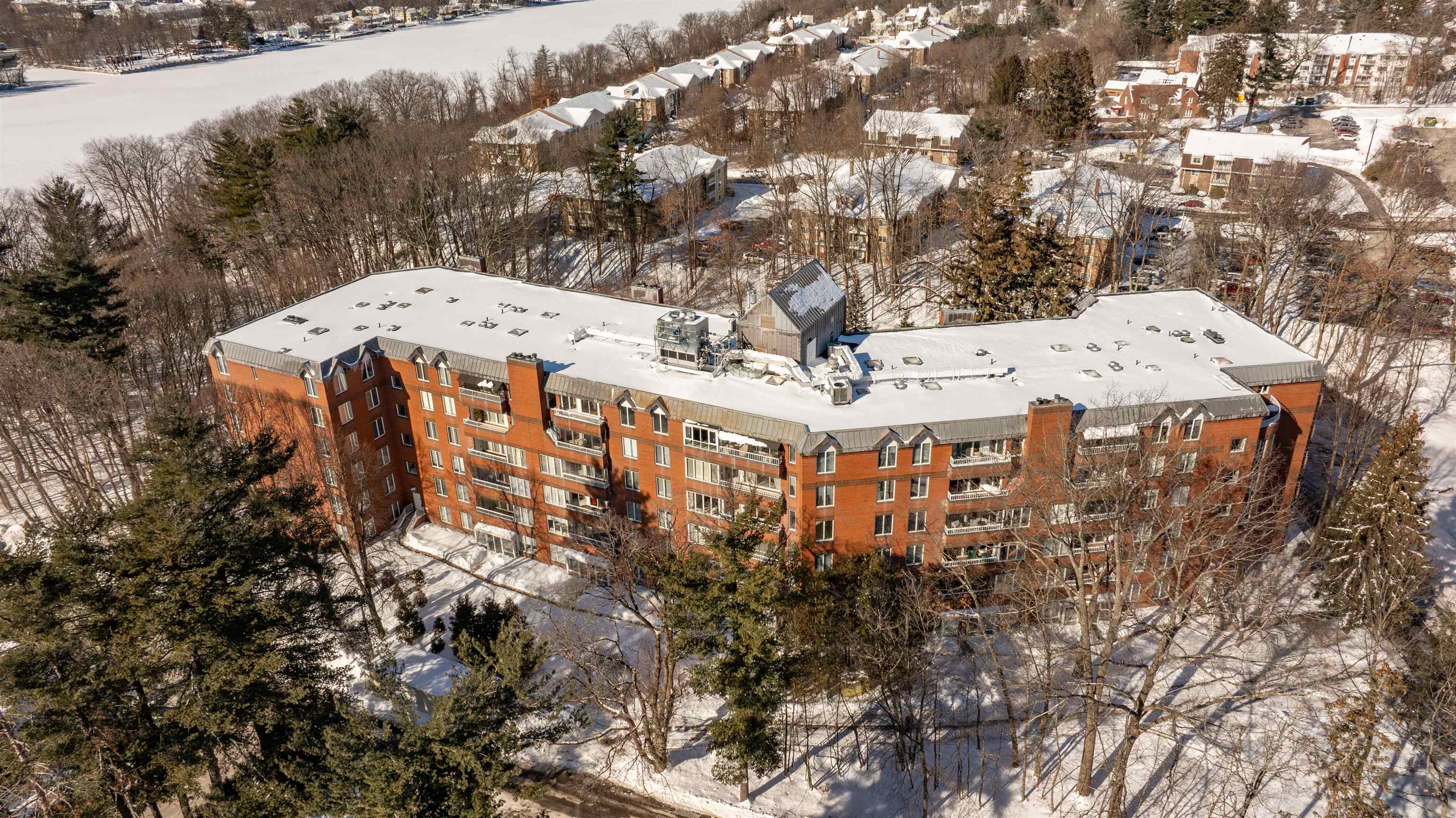 300 River Rd, Manchester, NH 03104