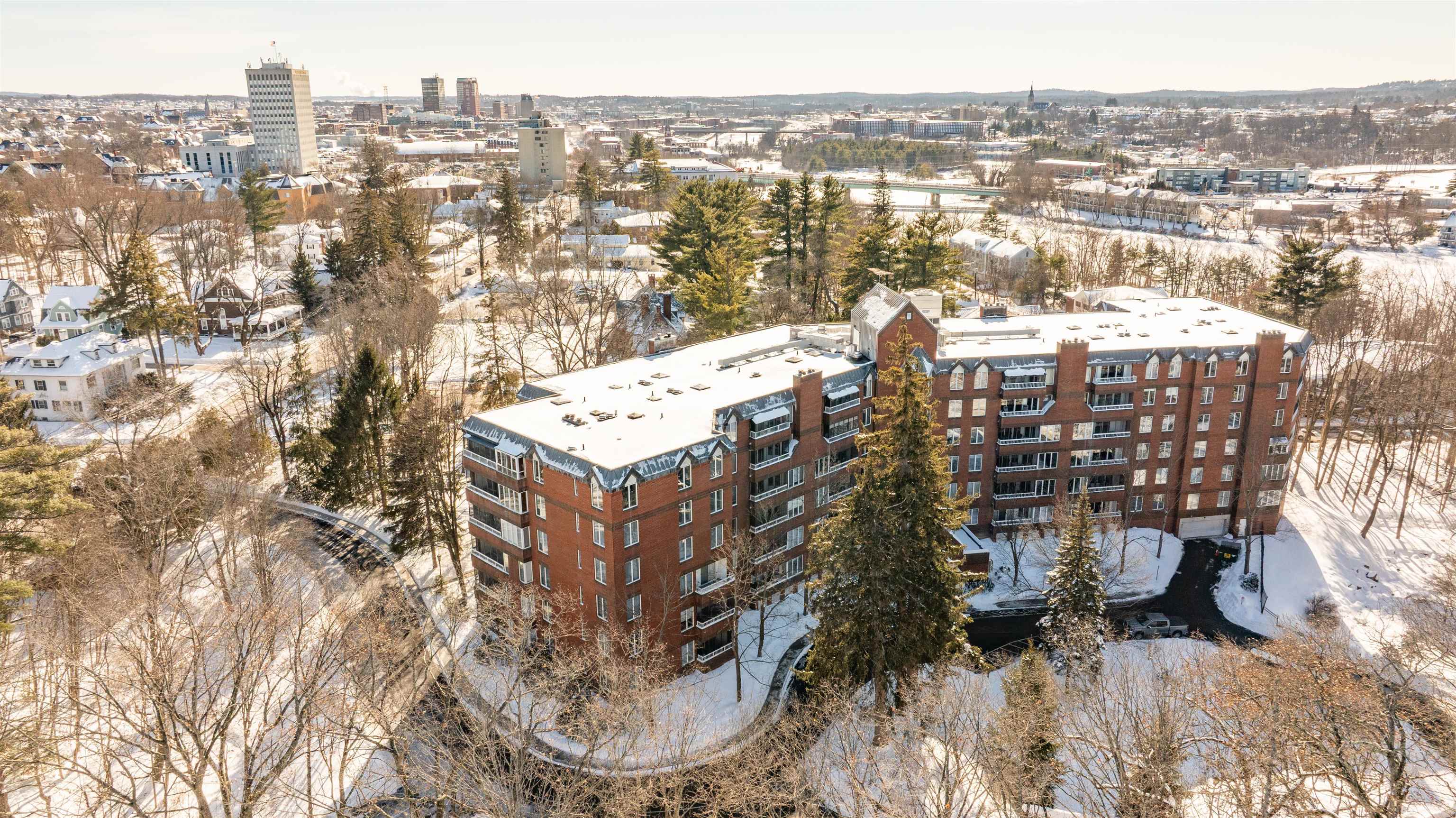 300 River Rd, Manchester, NH 03104