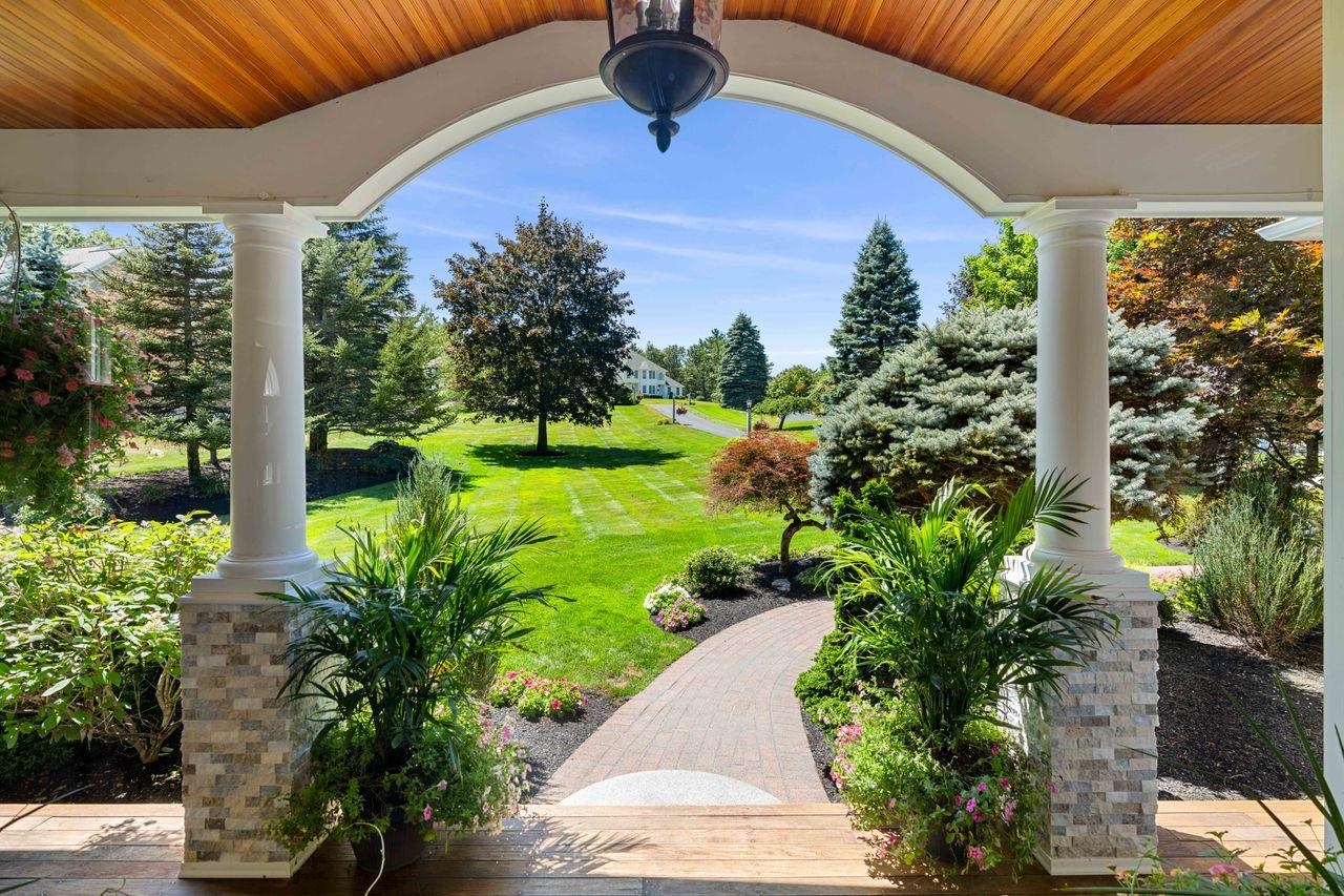 27 Mcafee Farm Rd, Bedford, NH 03110