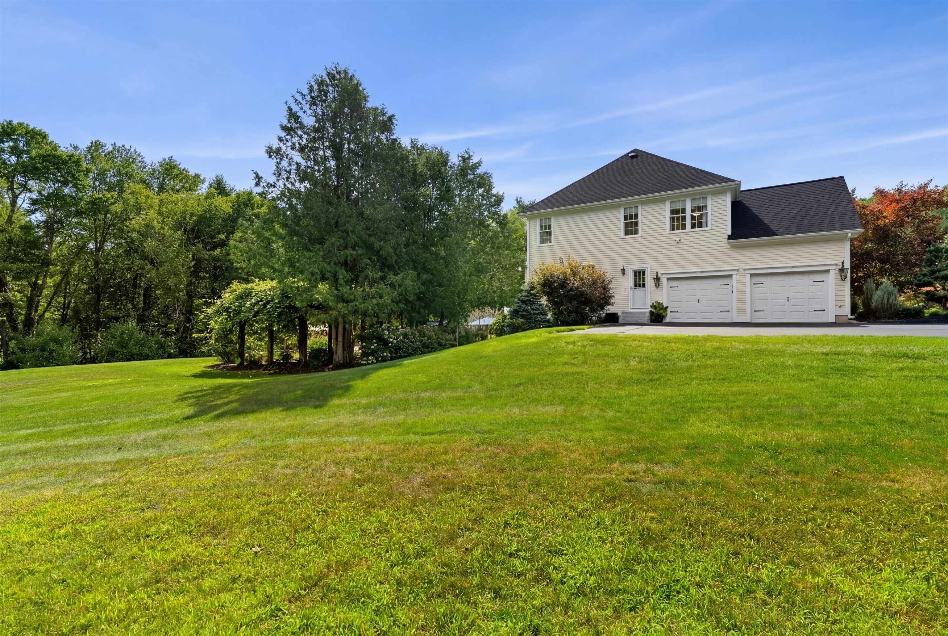 27 Mcafee Farm Rd, Bedford, NH 03110