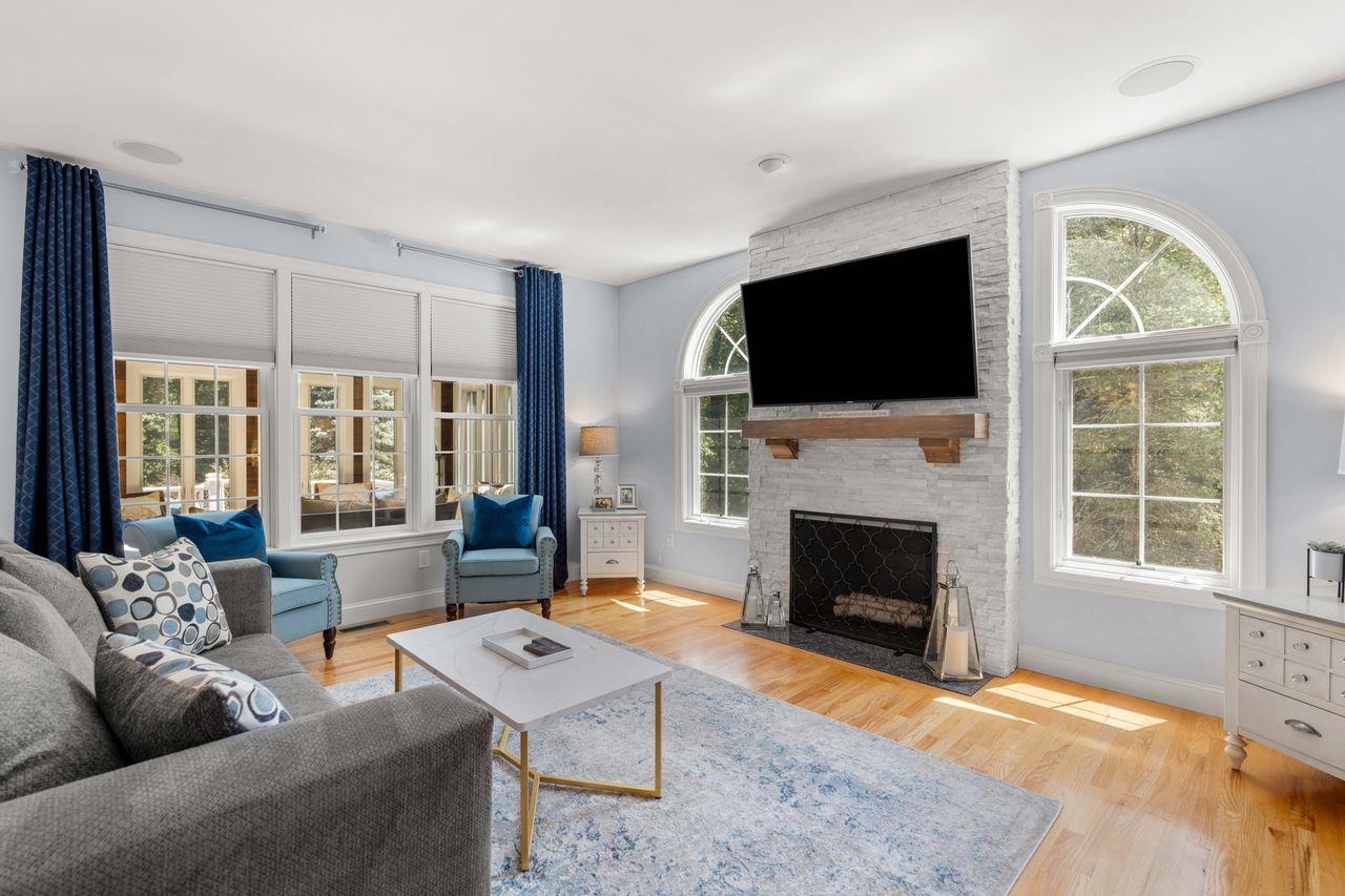 27 Mcafee Farm Rd, Bedford, NH 03110