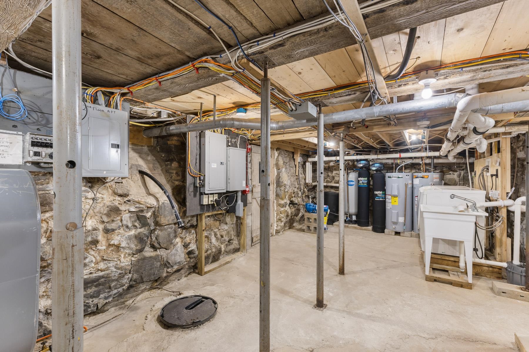 180 Main St, Kingston, NH 03848