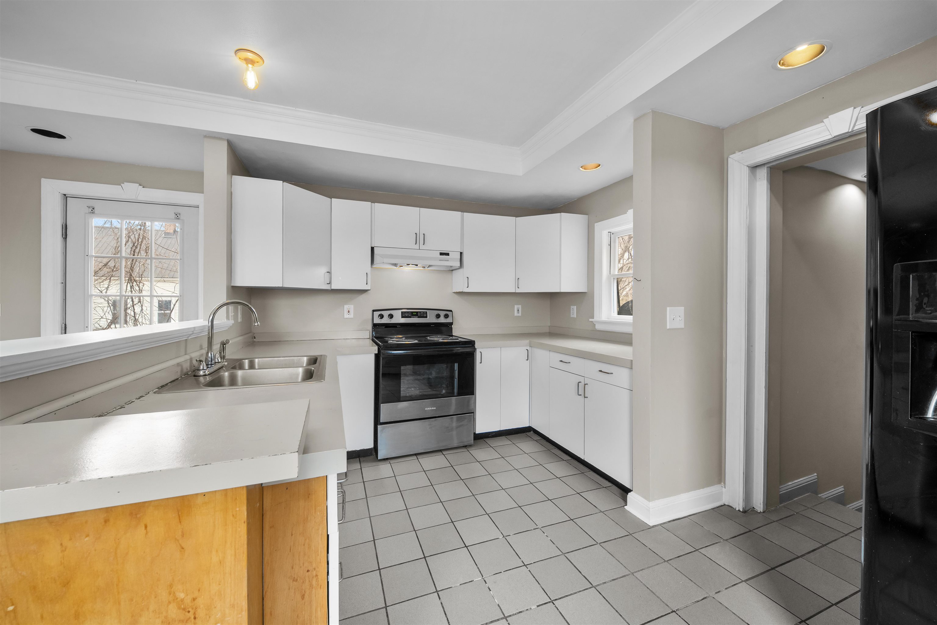 7 Elliott St, Laconia, NH 03246