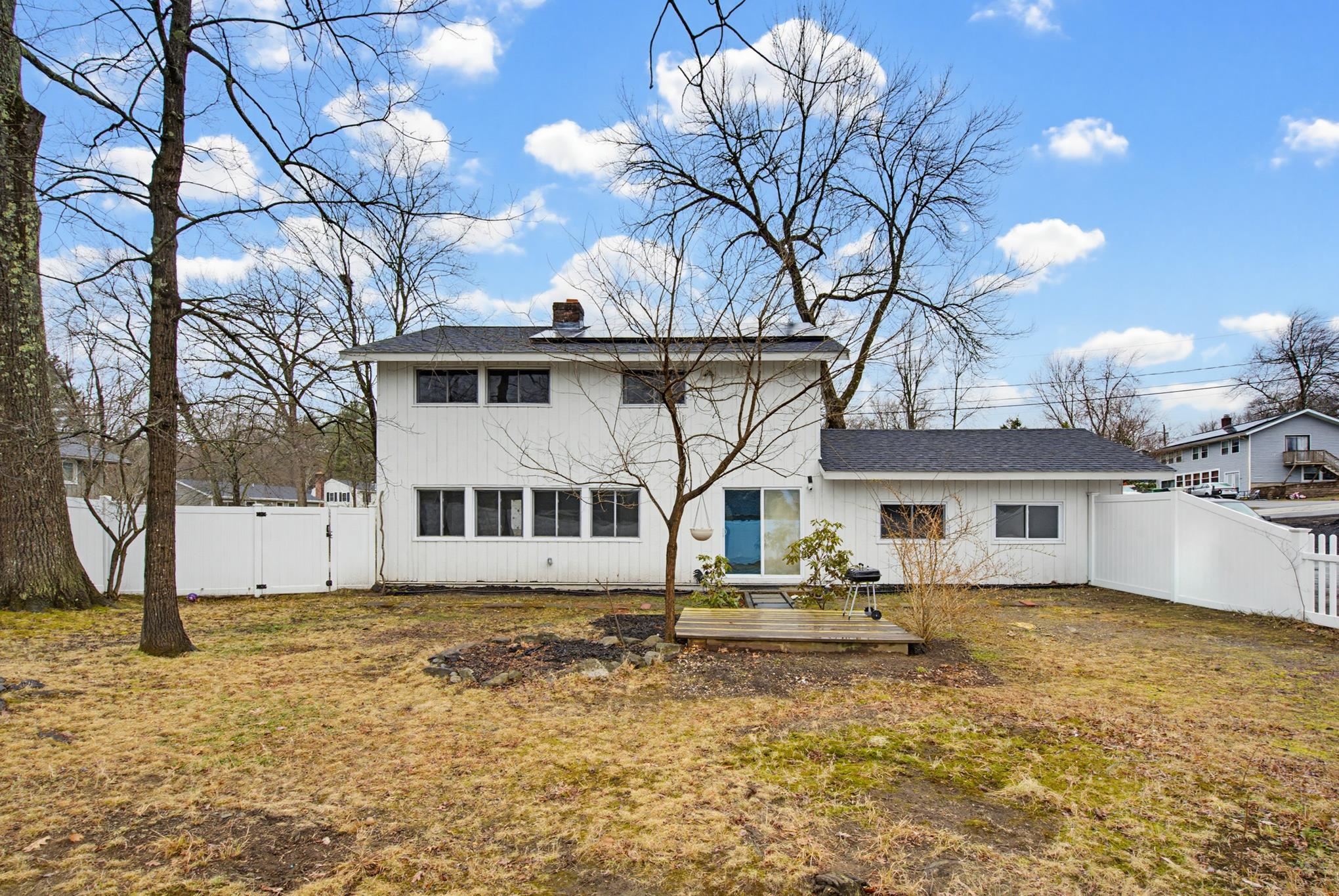 10 Weymouth Dr, Nashua, NH 03062