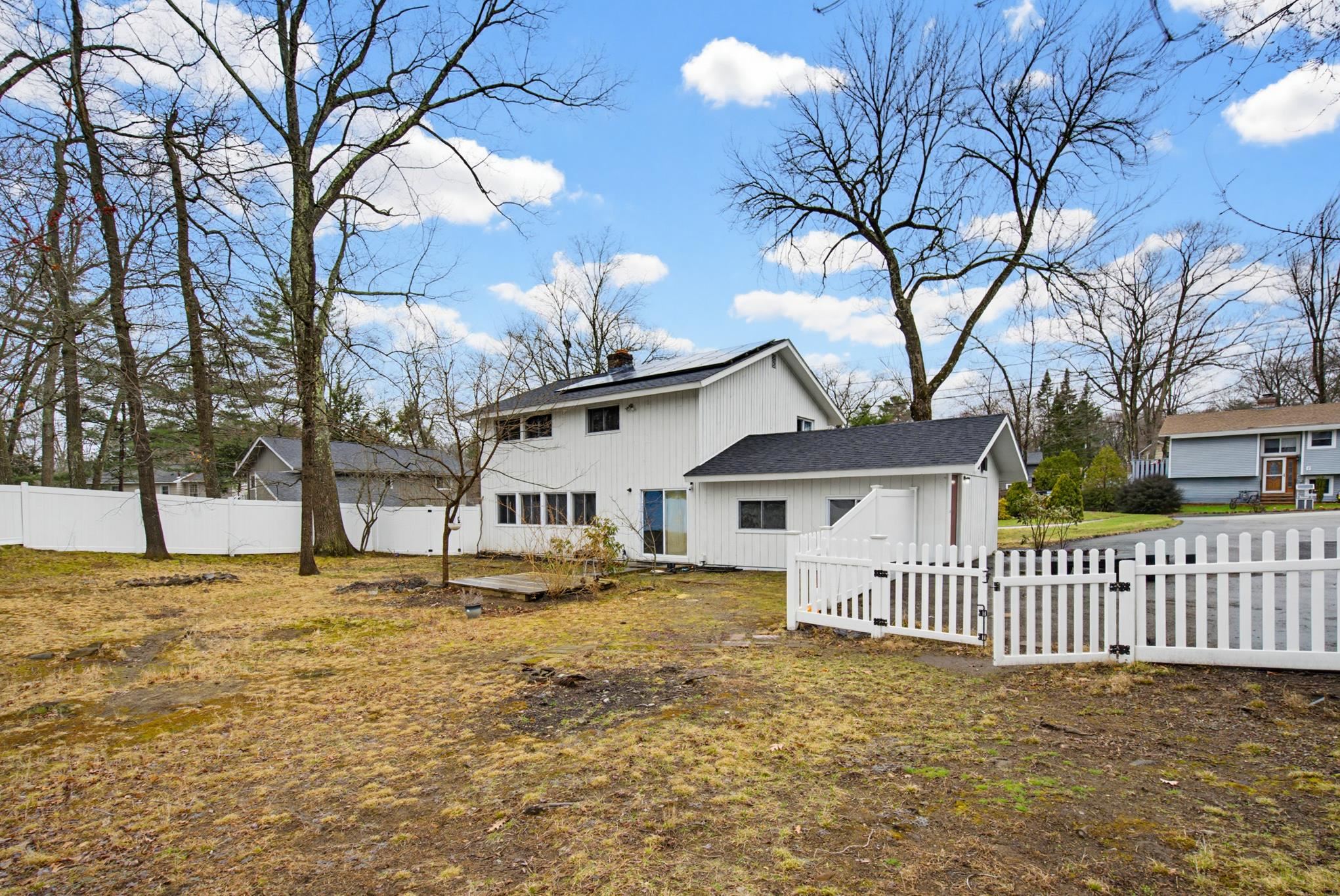 10 Weymouth Dr, Nashua, NH 03062