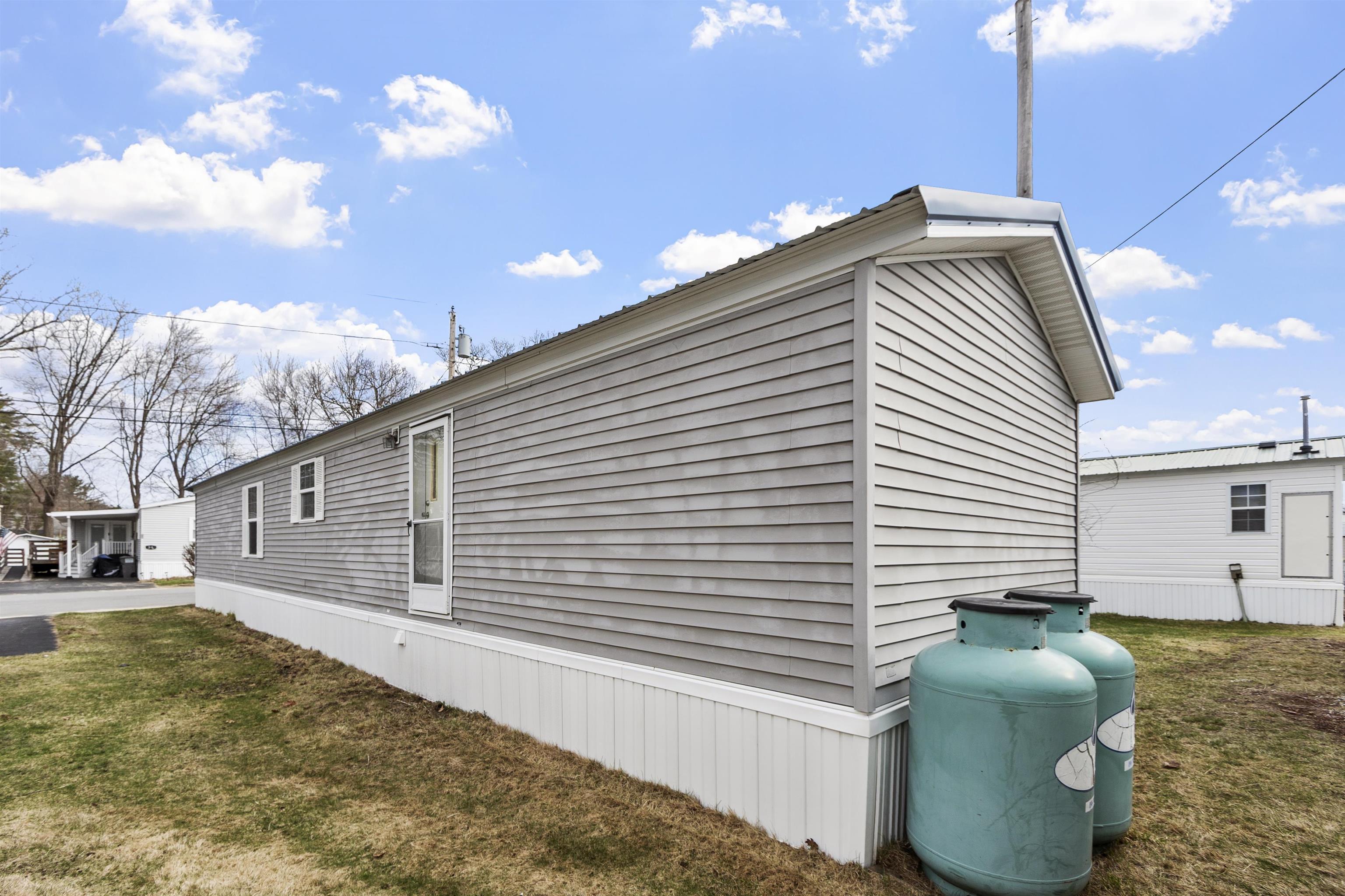 5R Arrow Dr, Salem, NH 03079