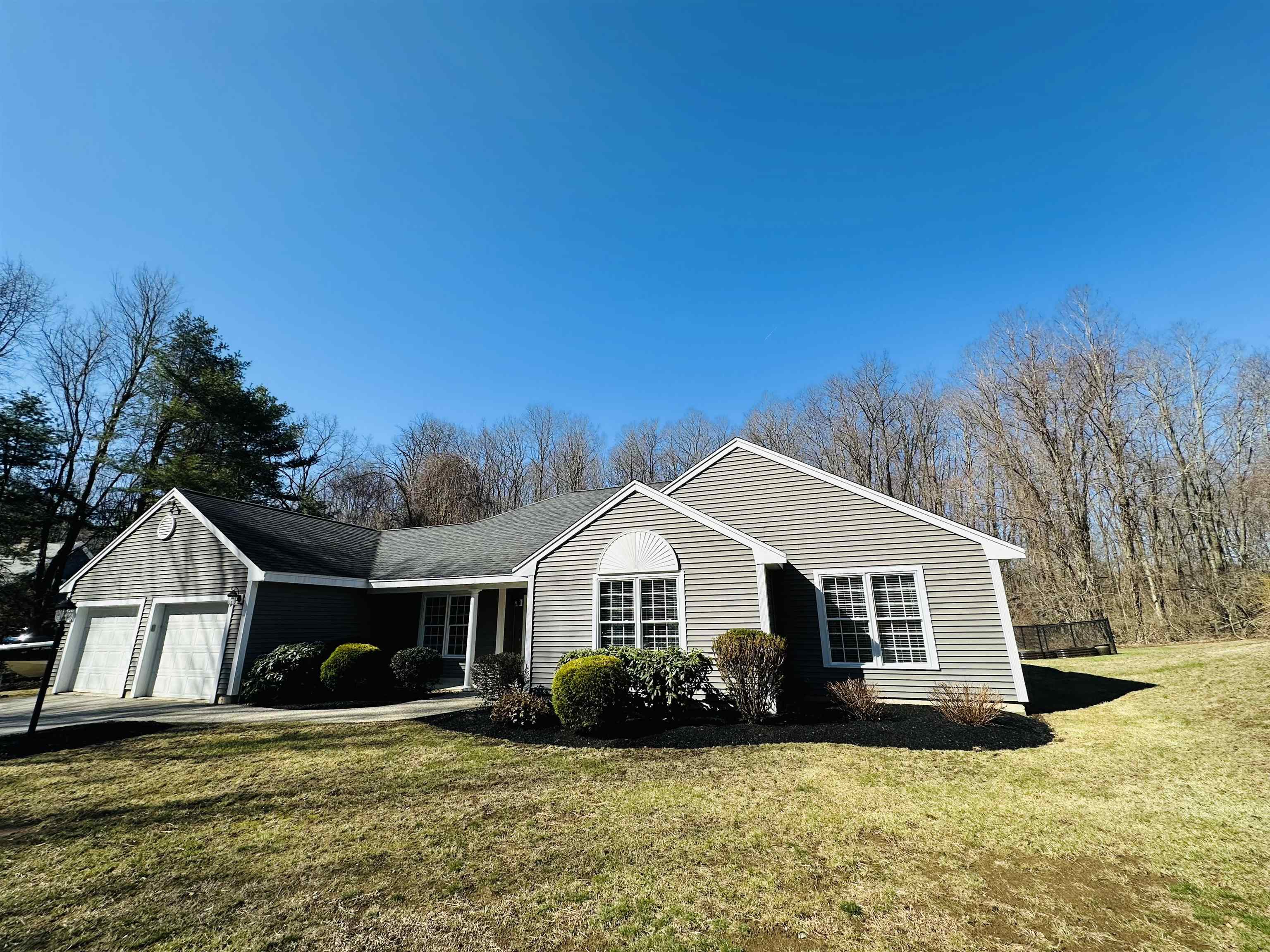 64 Cottage Rd, Kensington, NH 03833