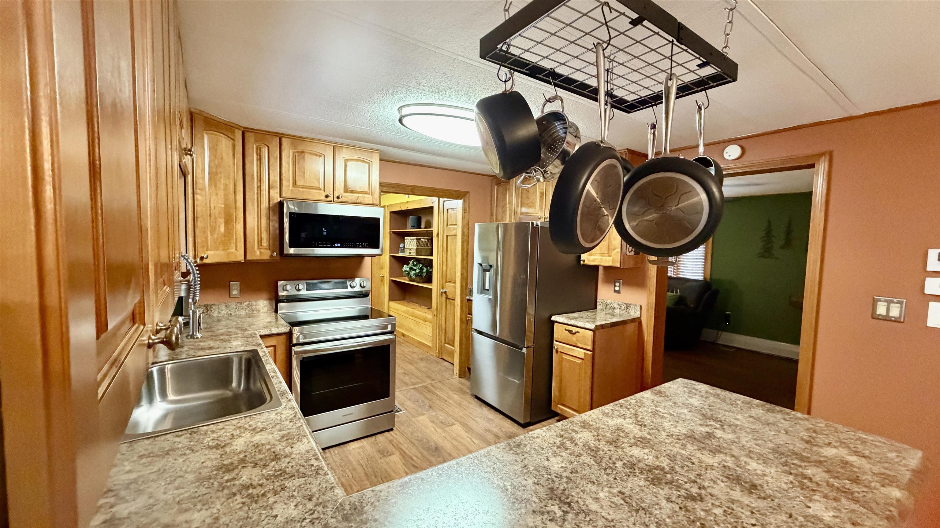 129 Brady Cir, Manchester, NH 03109