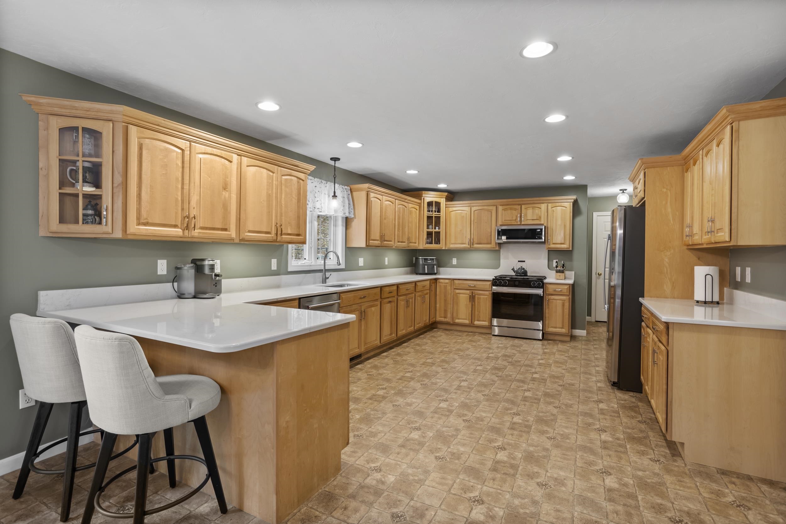 136 Wyndridge Cir, Pelham, NH 03076