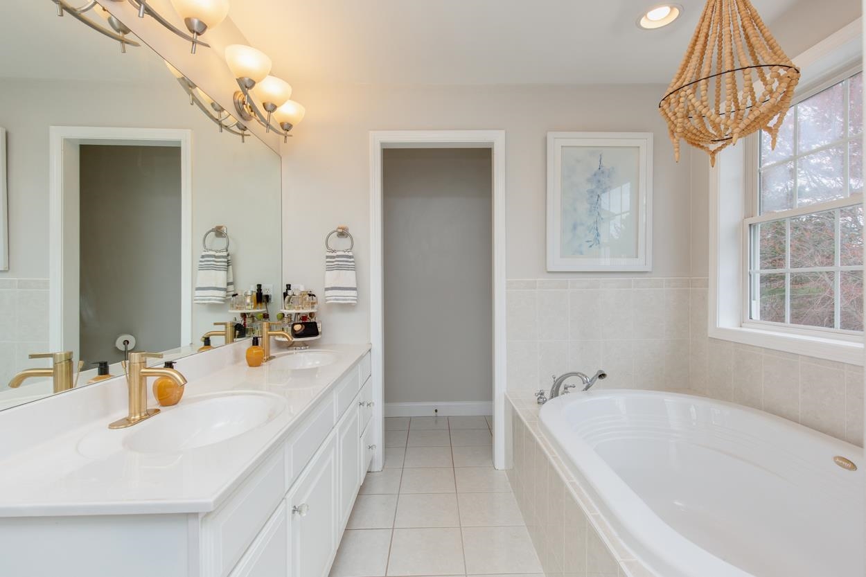 36 Hawk Dr, Salem, NH 03079