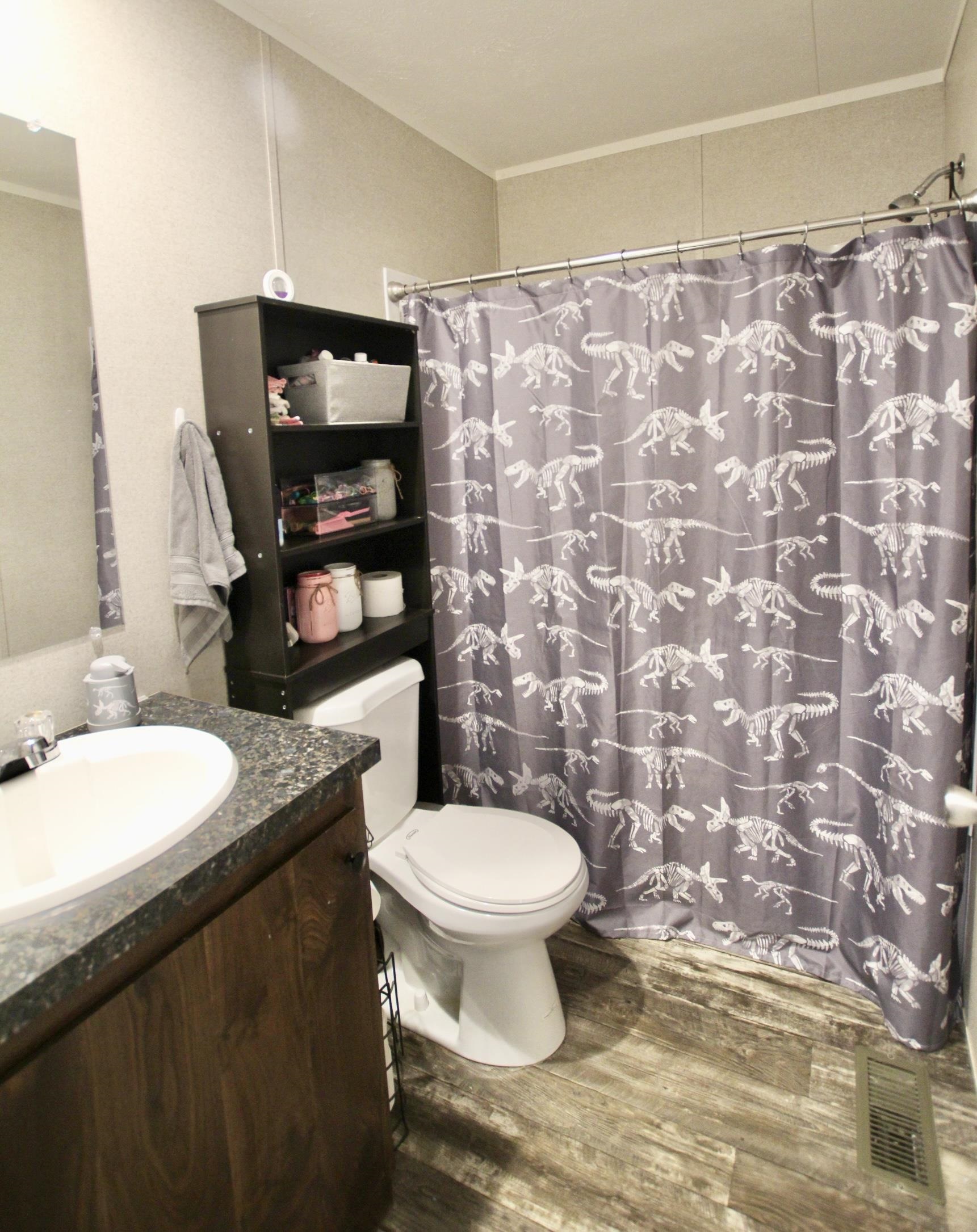 82 Orange St, Farmington, NH 03835