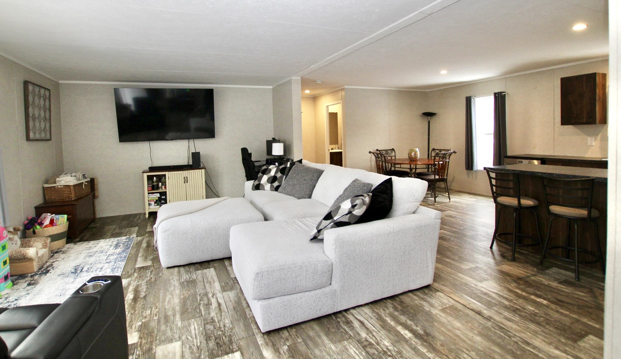 82 Orange St, Farmington, NH 03835