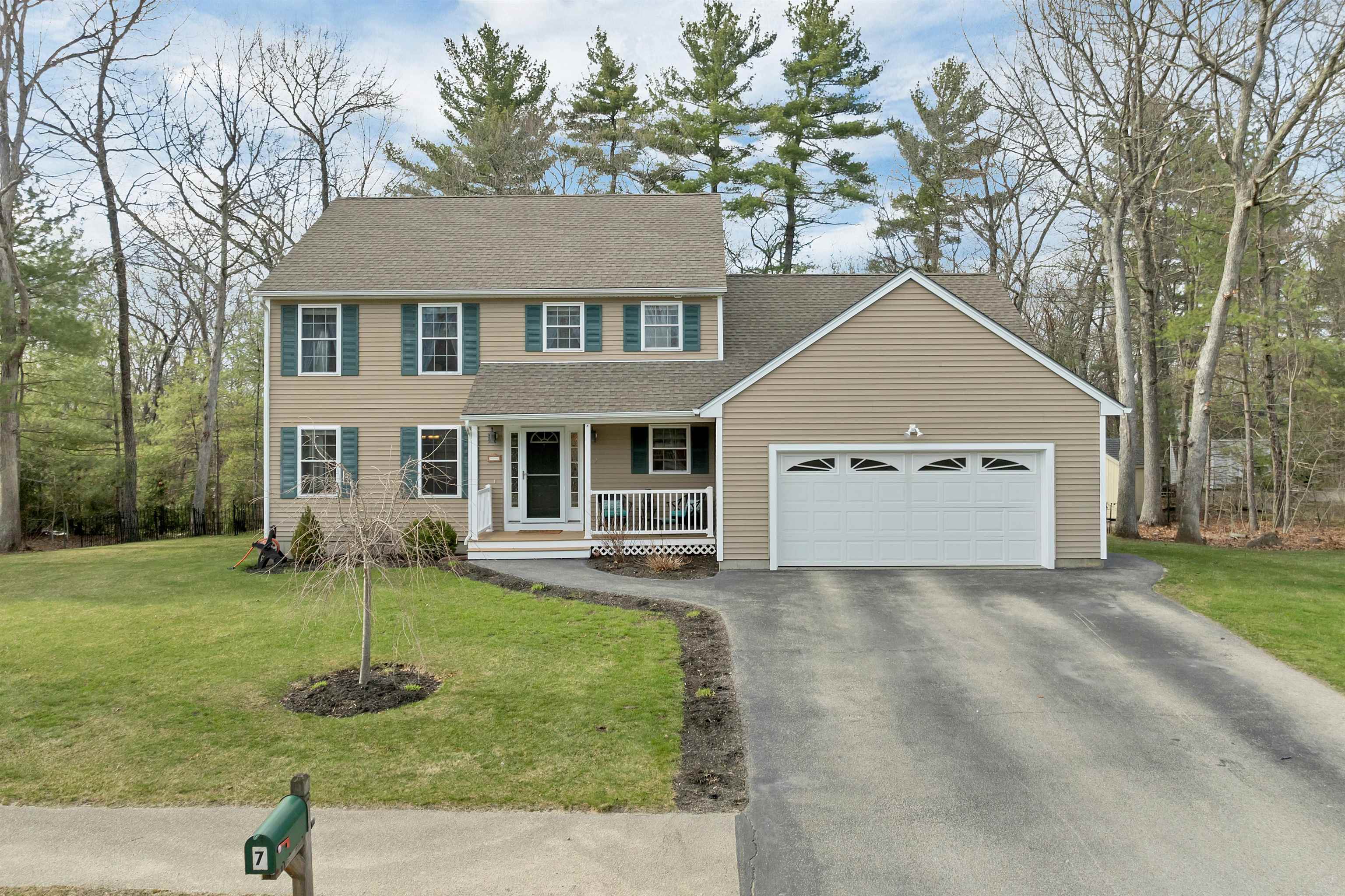 7 Leaor Cir, Hudson, NH 03051