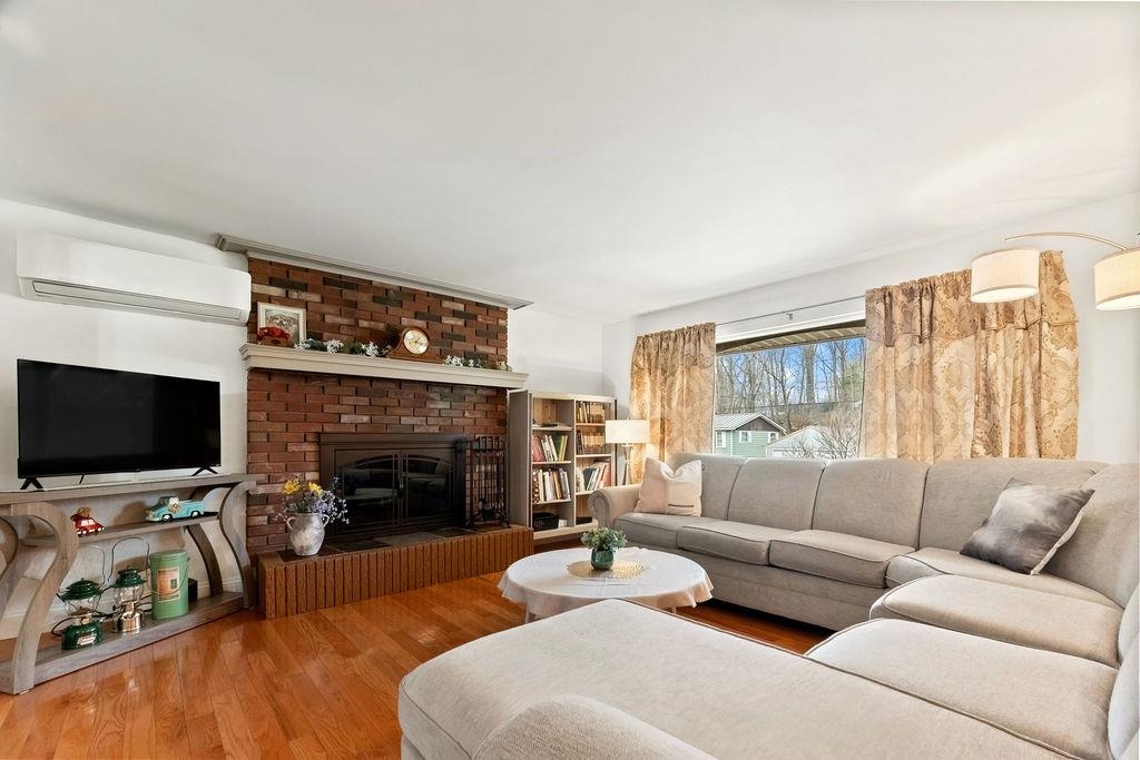 79 East St, Claremont, NH 03743