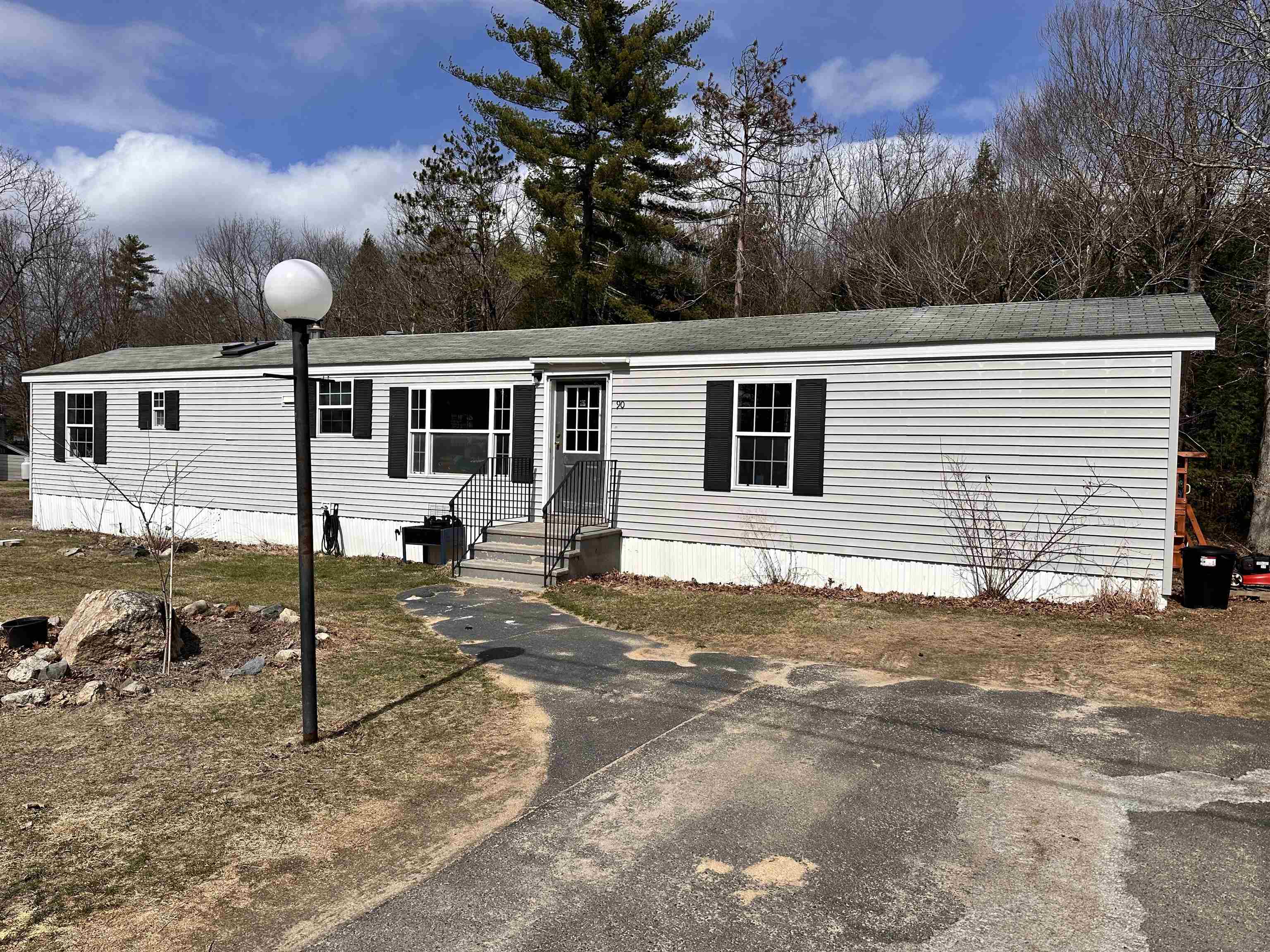 90 Spruce Dr, Farmington, NH 03835