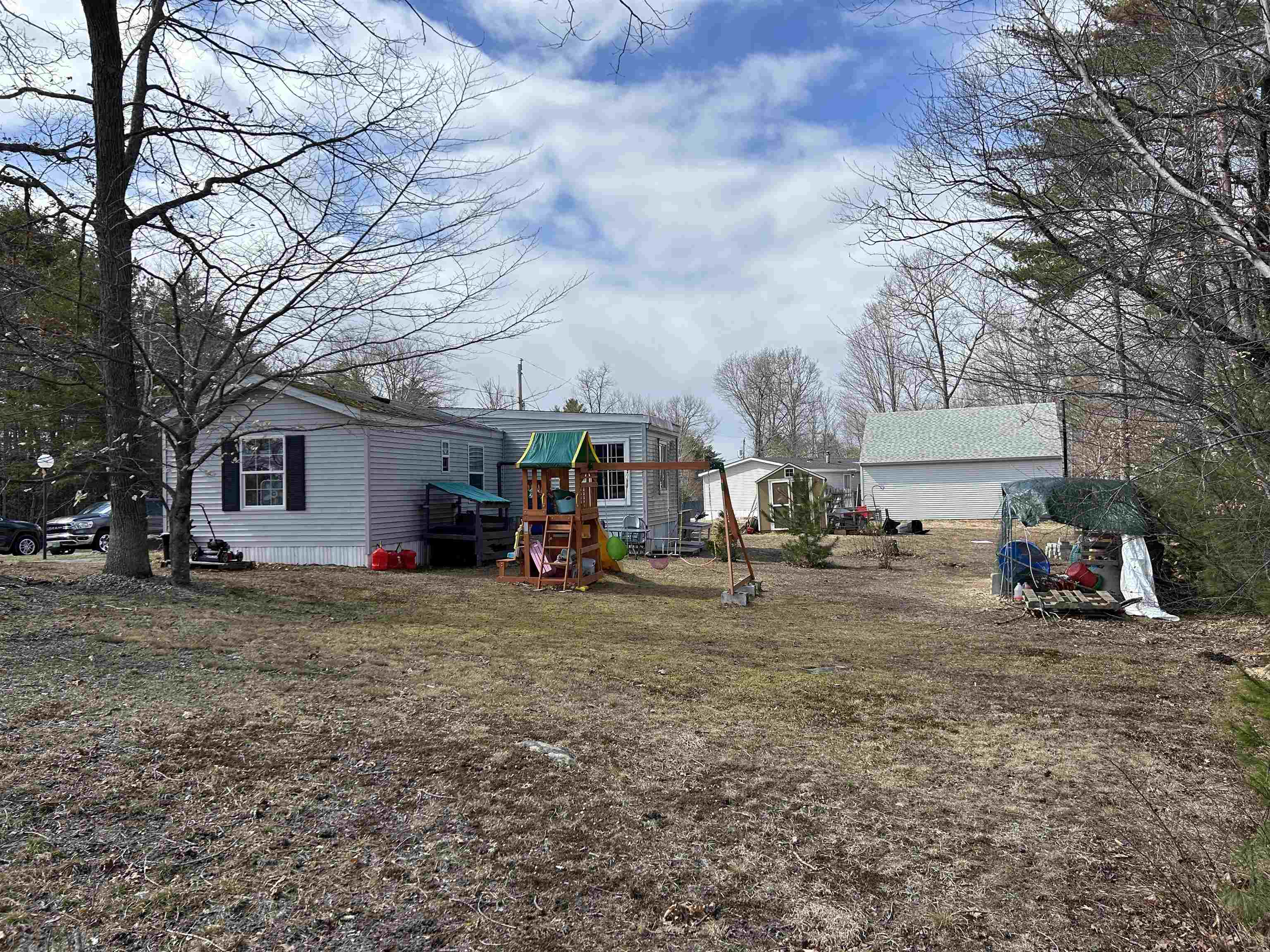 90 Spruce Dr, Farmington, NH 03835