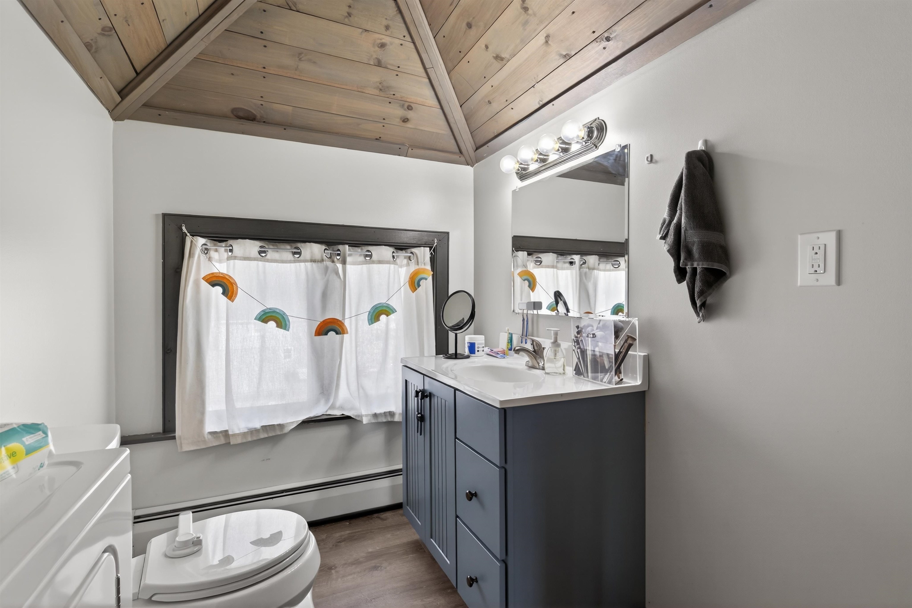 2W UPSTAIRS BATHROOM W/ LAUNDRY