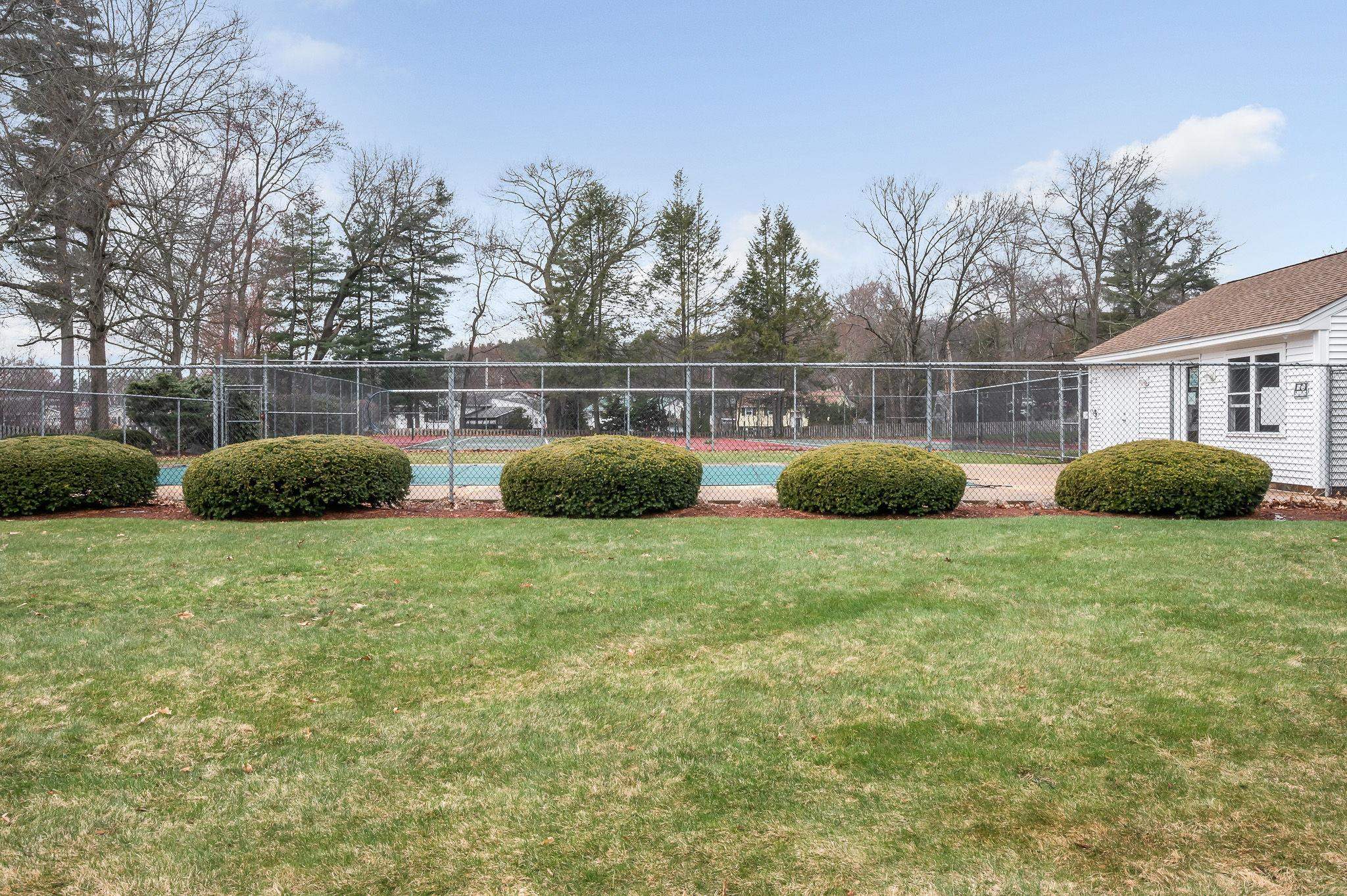 8 Fitzpatrick Cir, Nashua, NH 03063