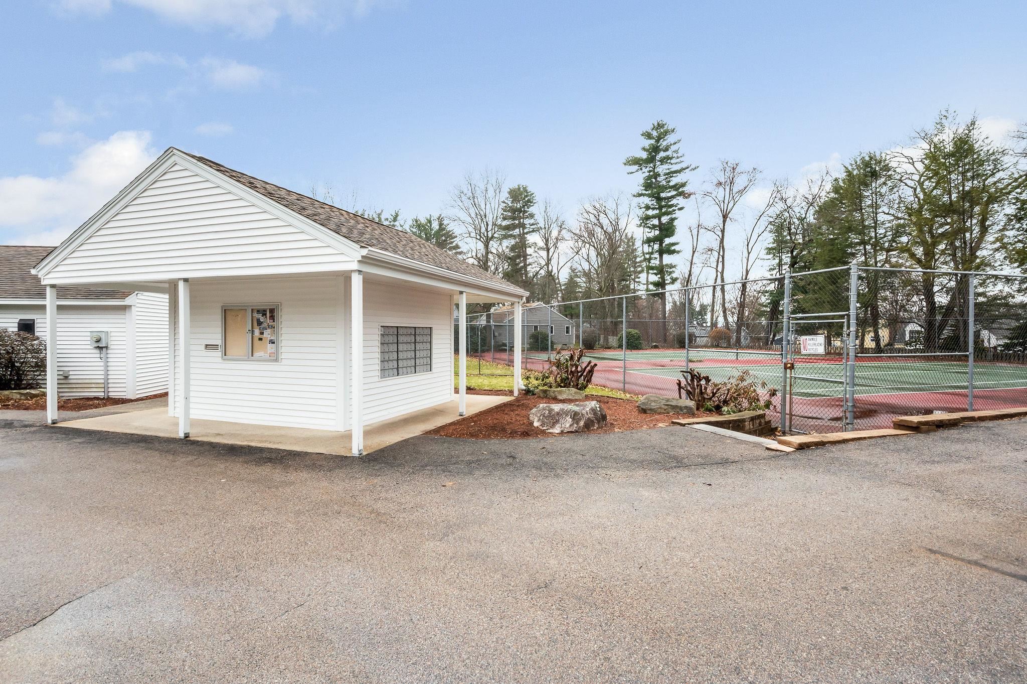 8 Fitzpatrick Cir, Nashua, NH 03063