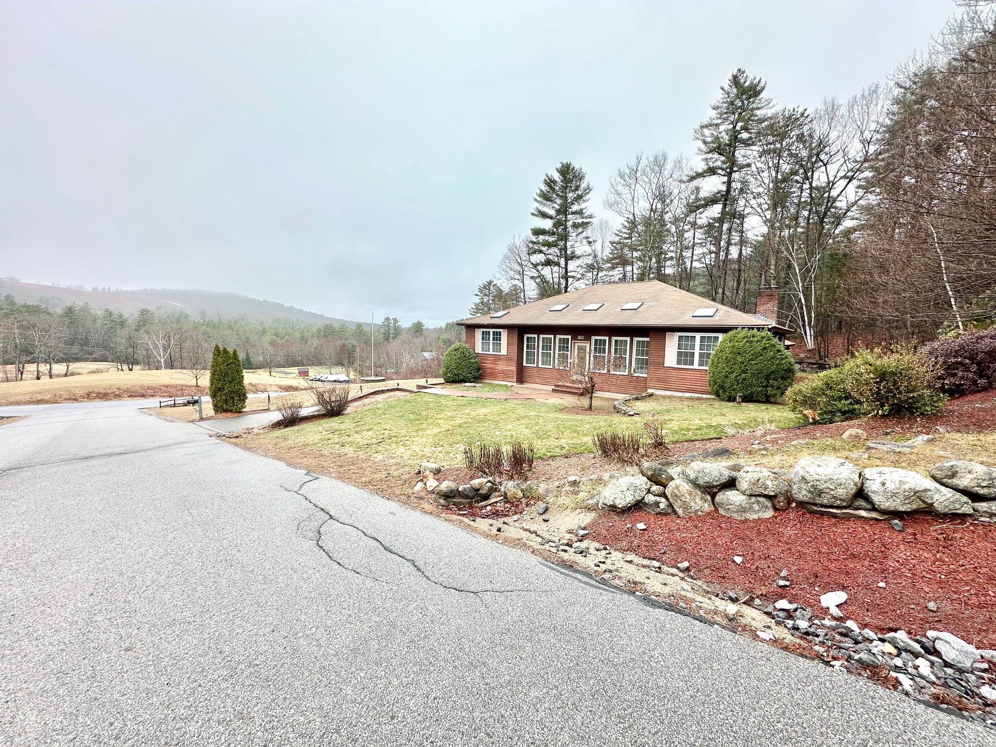 7 Rainbow Dr, Goffstown, NH 03045
