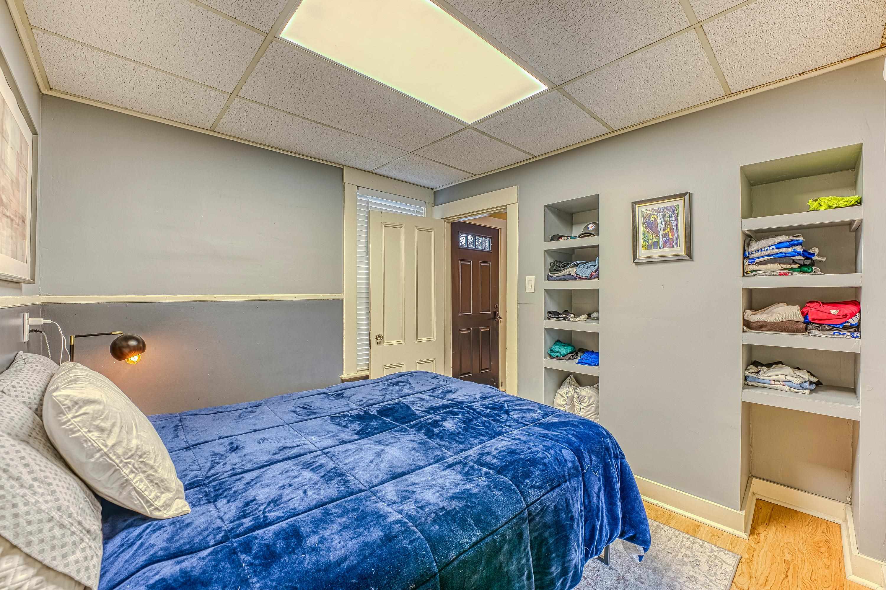 Unit B/2-Built in shelves
