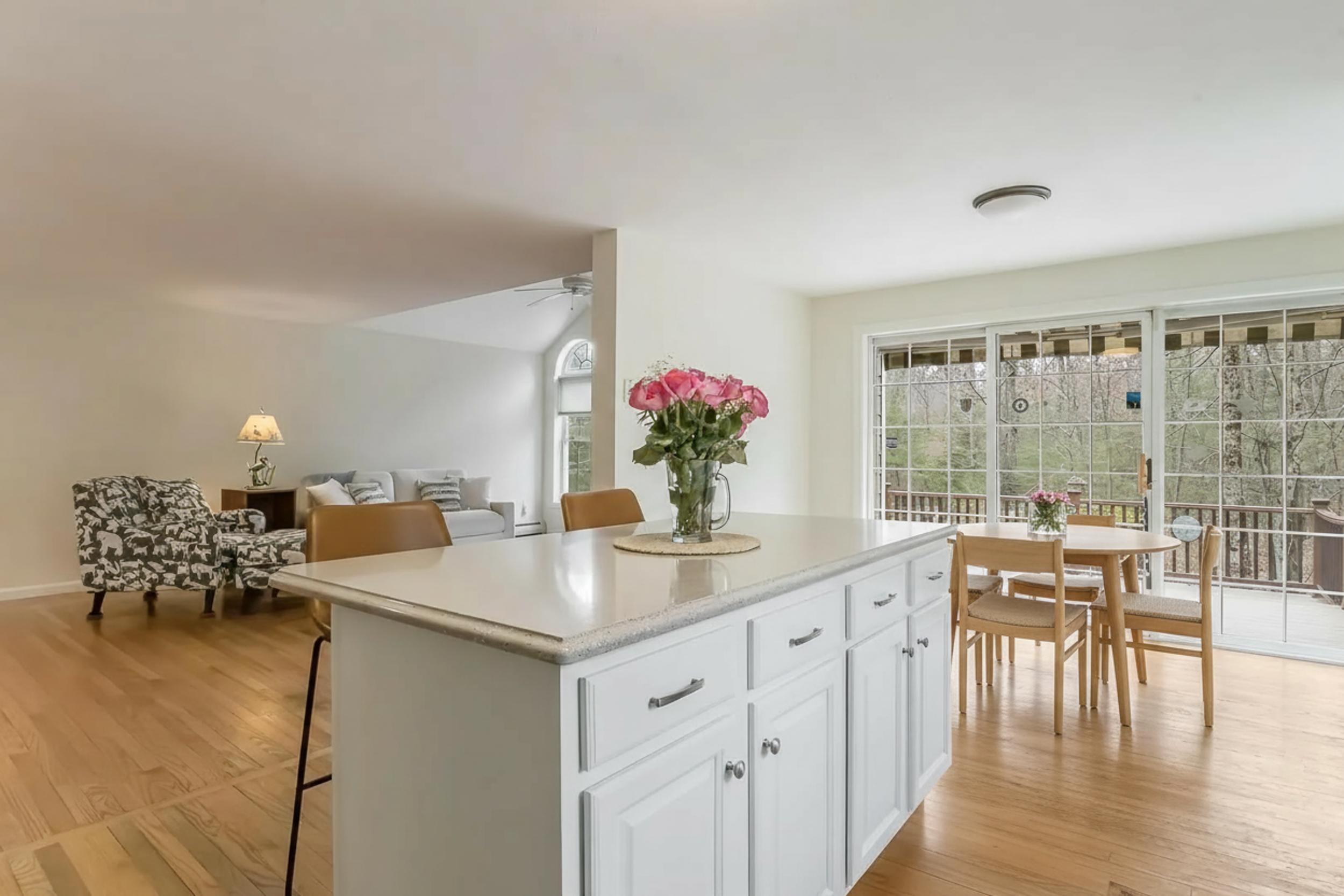 155 Chase Rd, South Hampton, NH 03827