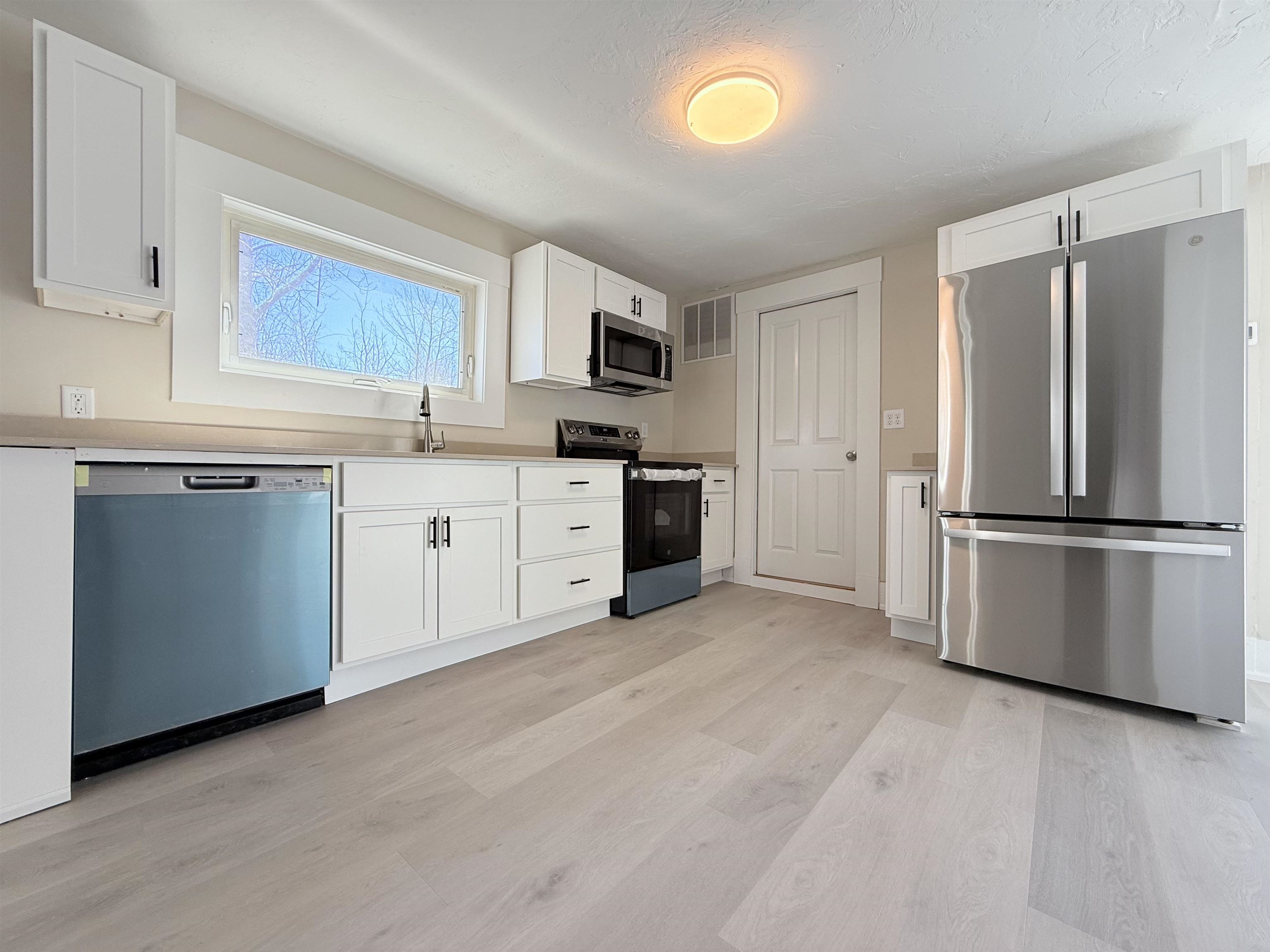 8 Holman St, Hillsborough, NH 03221