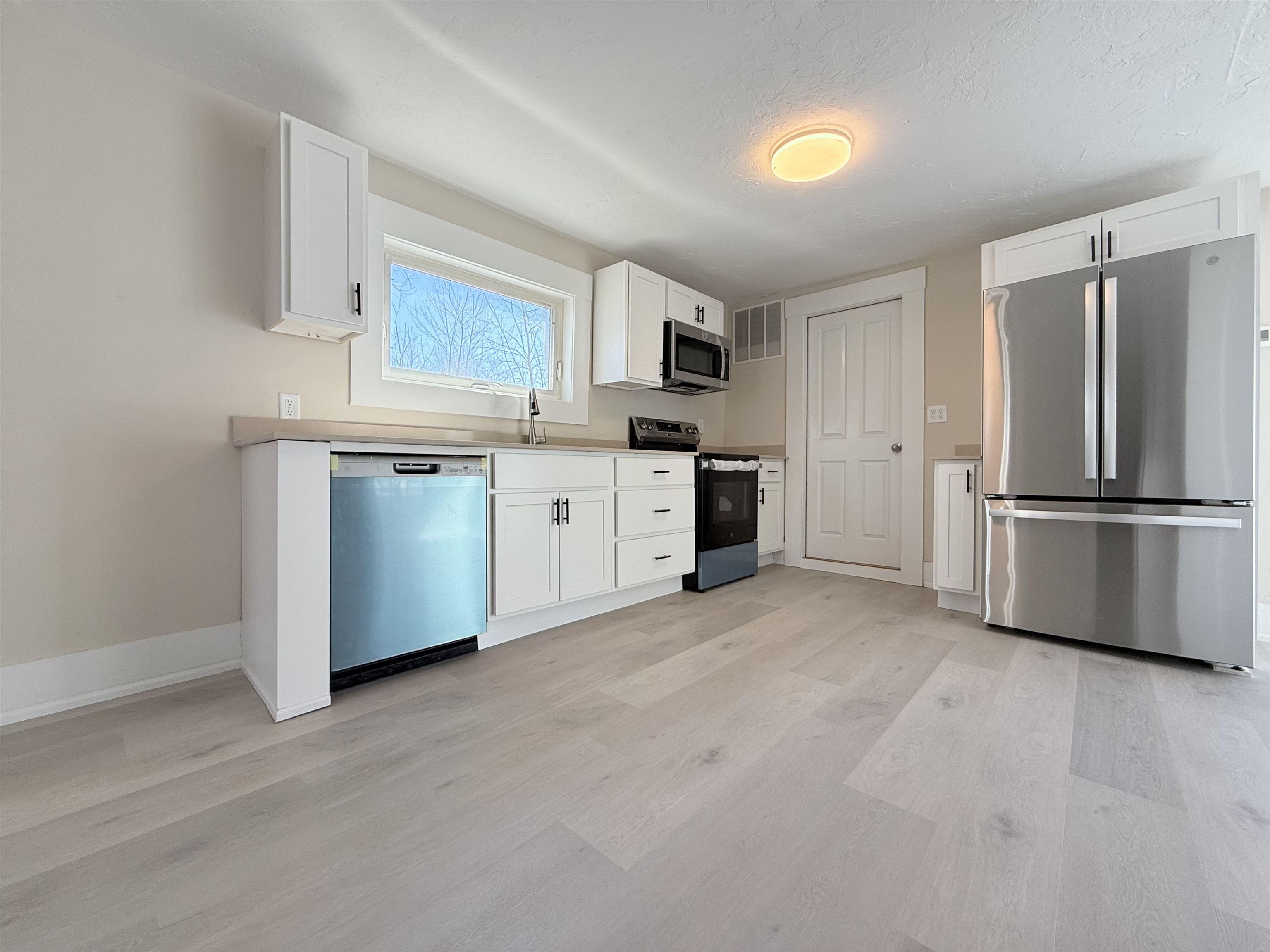 8 Holman St, Hillsborough, NH 03221