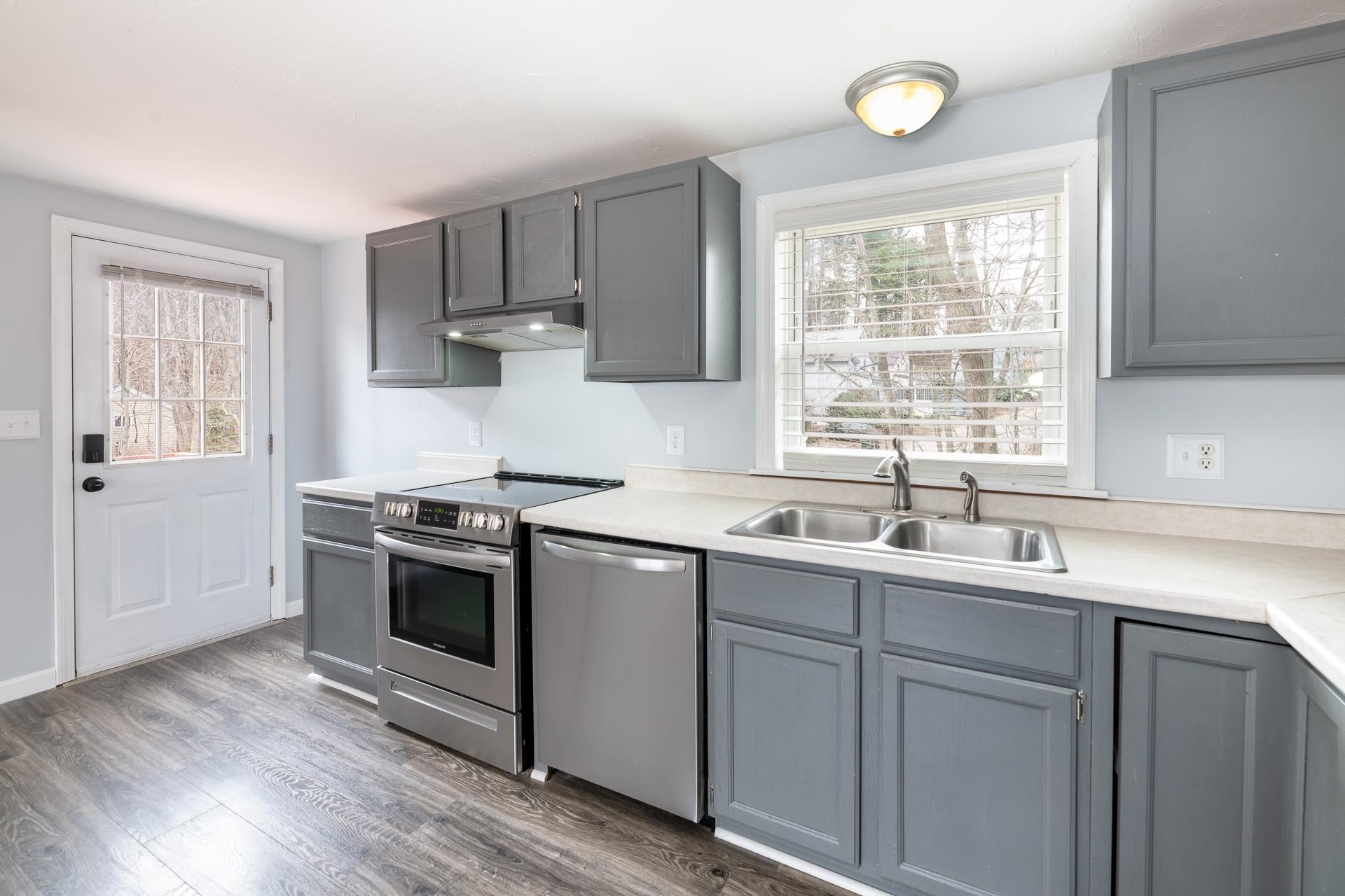 27 Spruce St, Laconia, NH 03246