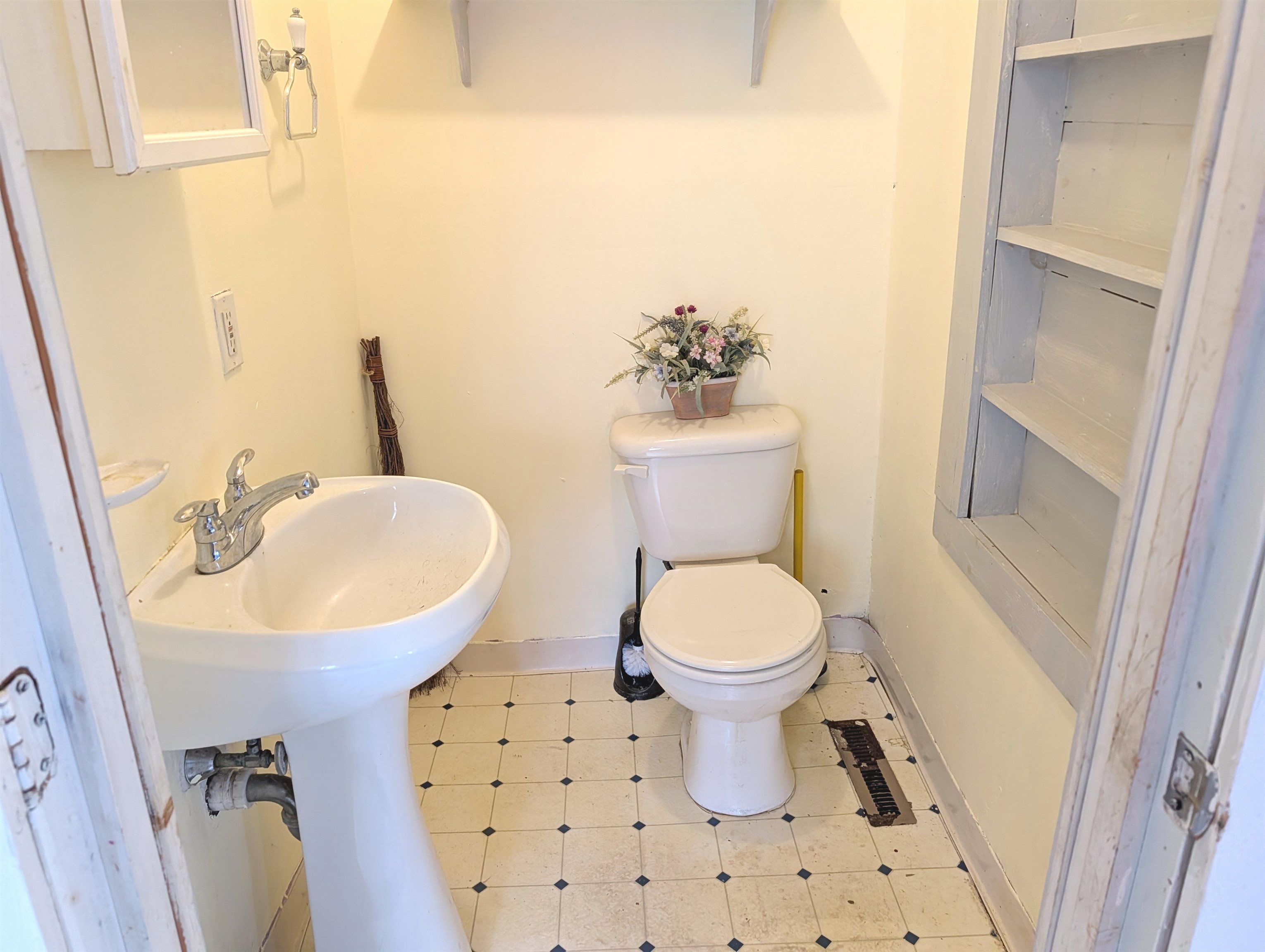 352 South Sugar Hill Rd, Weare, NH 03281