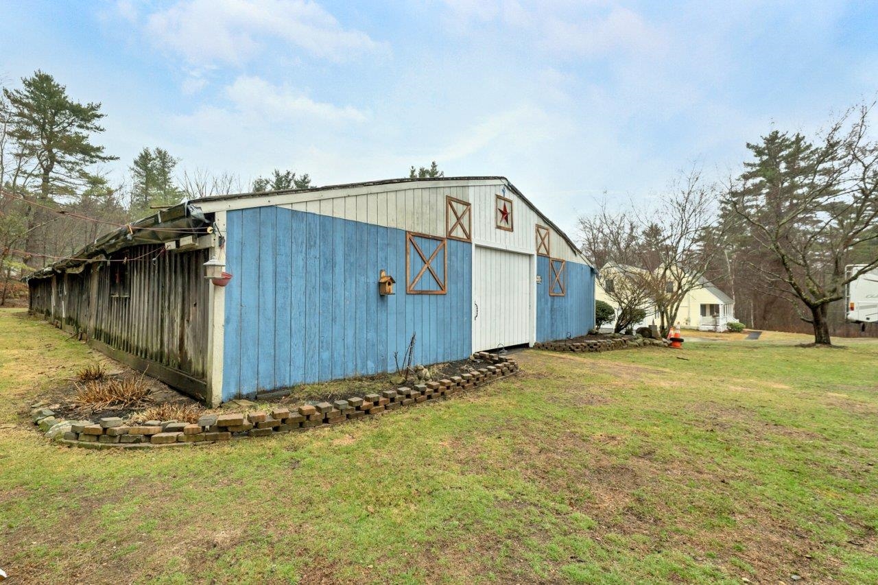 14 N Salem Rd, Hampstead, NH 03841