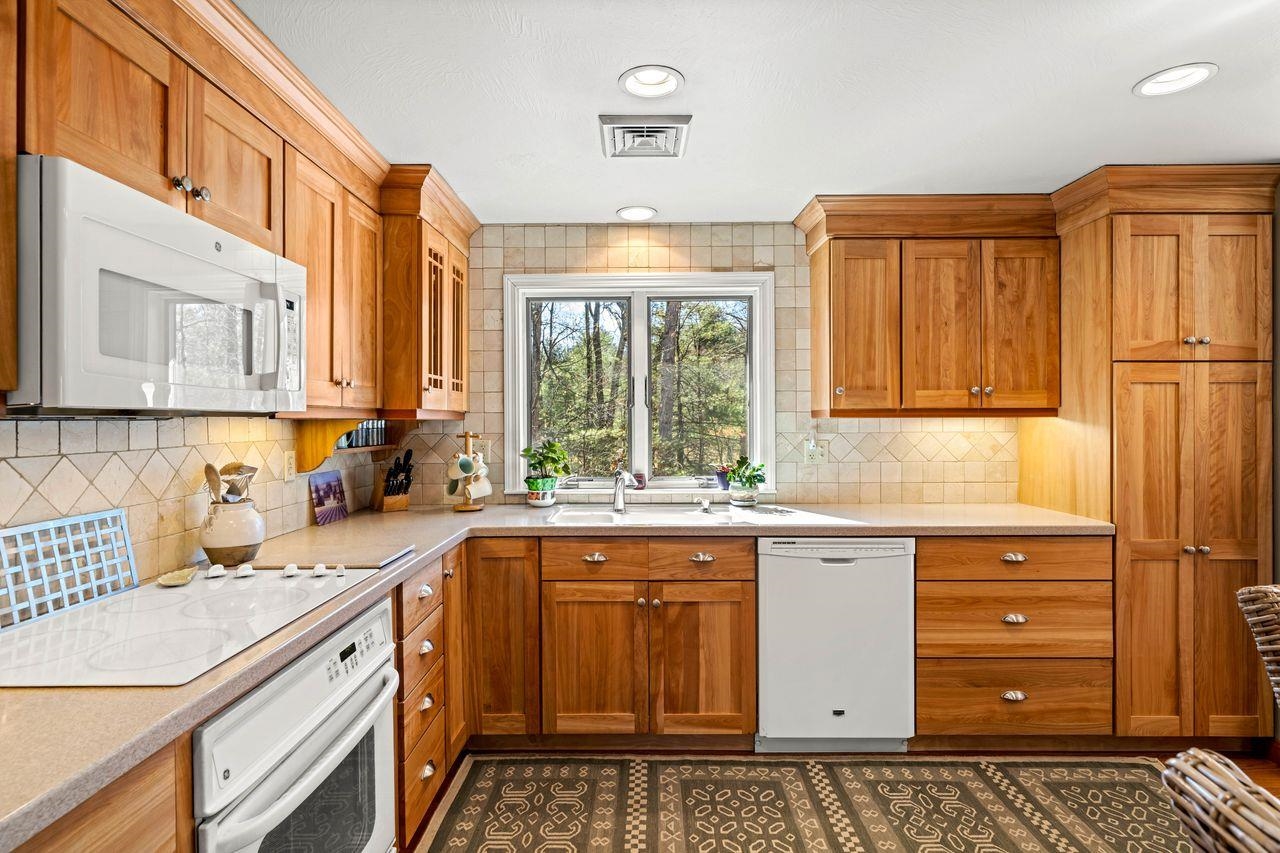 11 Mulberry Ln, Bedford, NH 03110