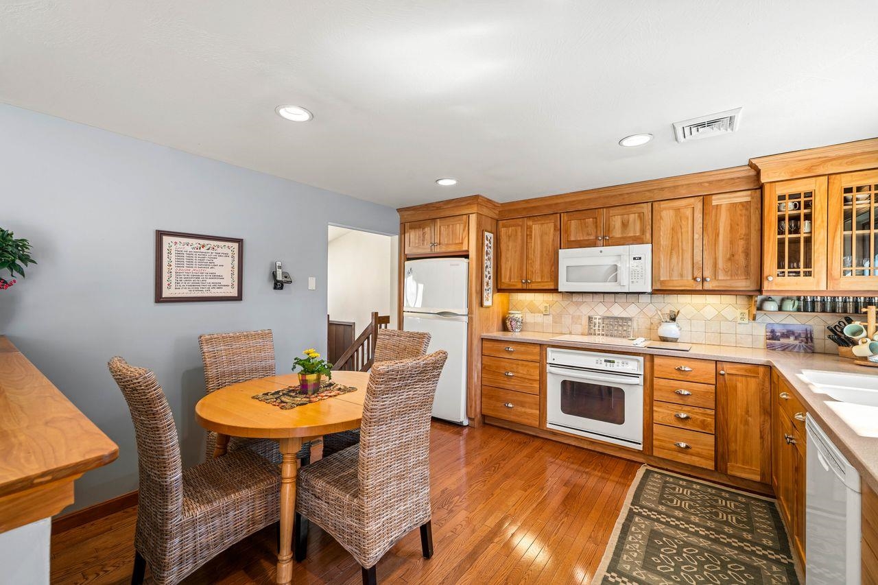 11 Mulberry Ln, Bedford, NH 03110