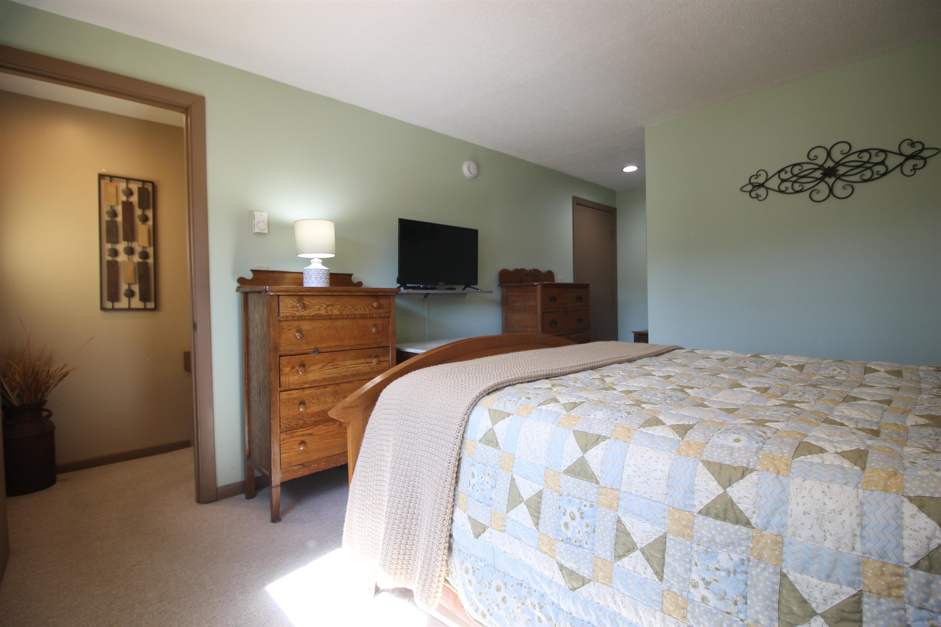 En-suite bathroom and walk in closet