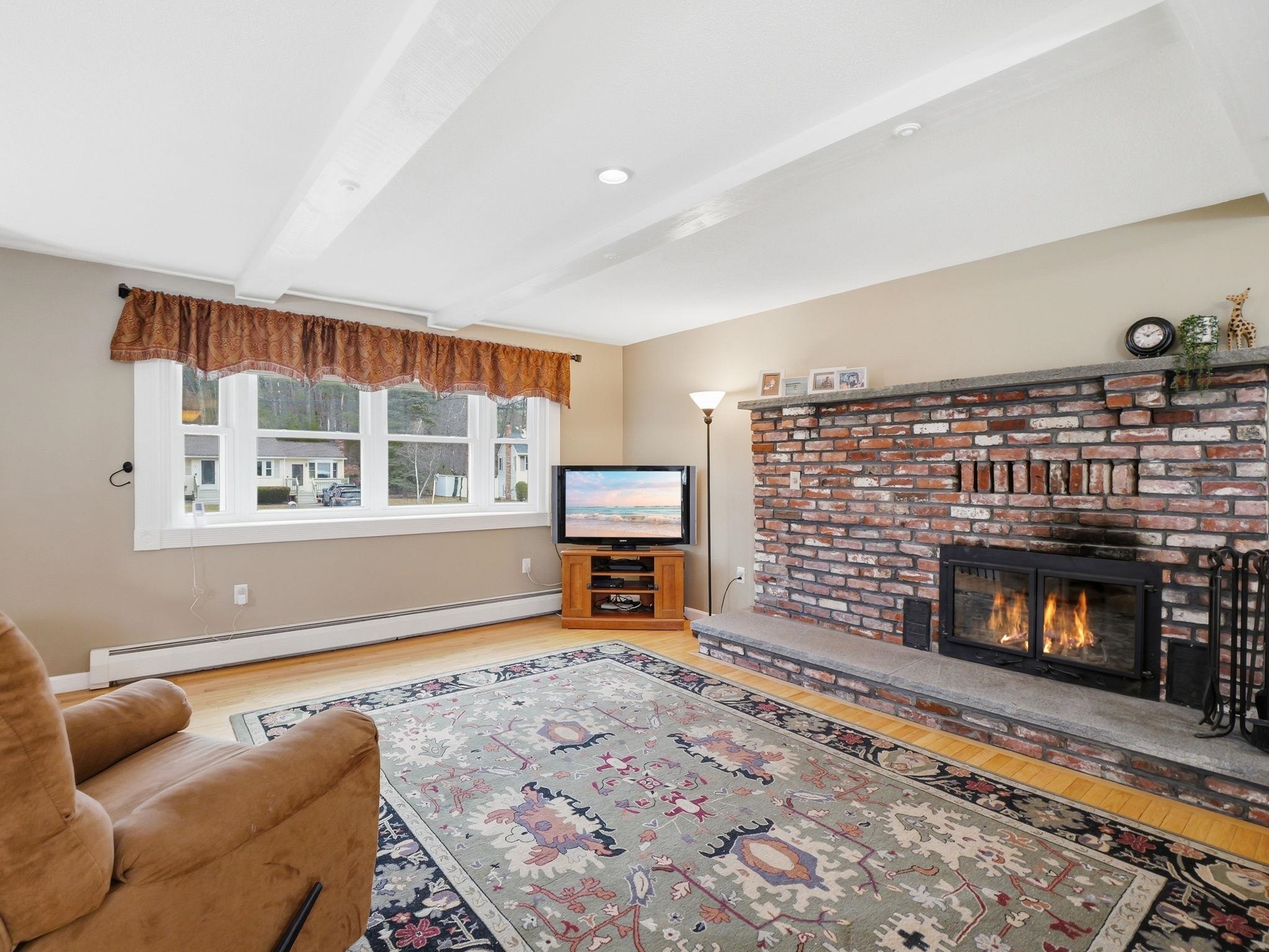 7 Nevens St, Hudson, NH 03051