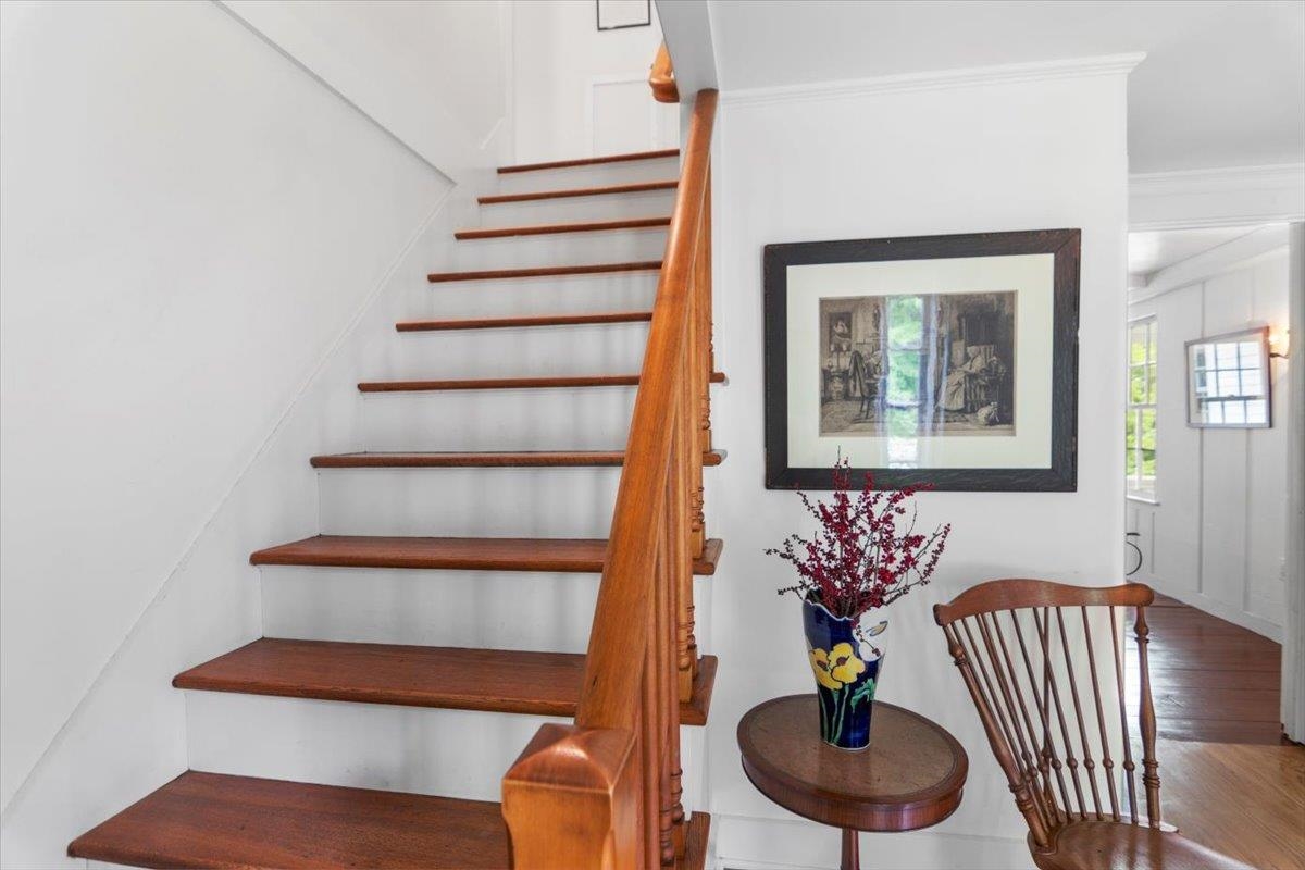 Foyer stairs leading to the upstairs bedrooms and laundry room...