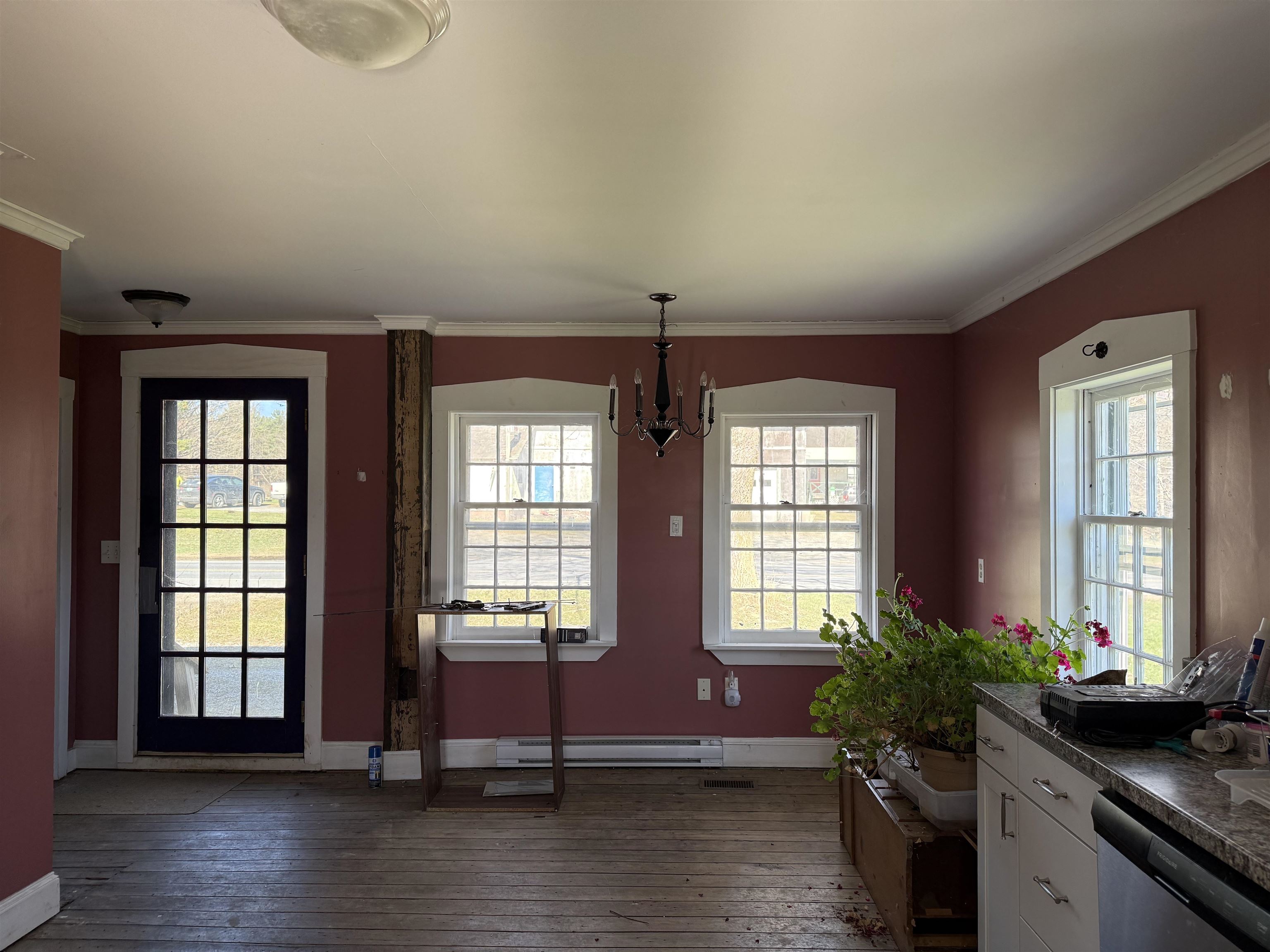 THE SUNNY DINING AREA
