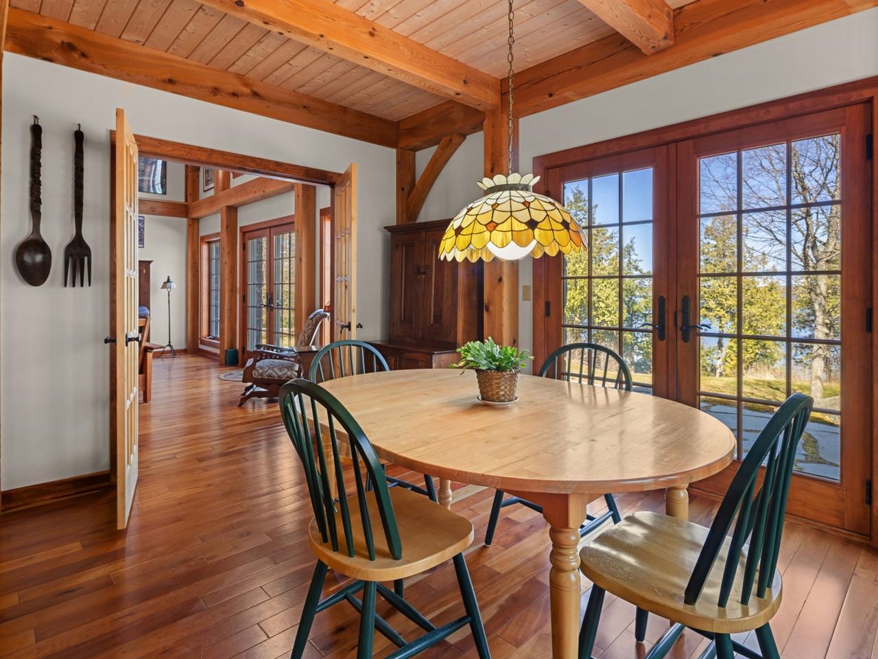 Casual kitchen dining