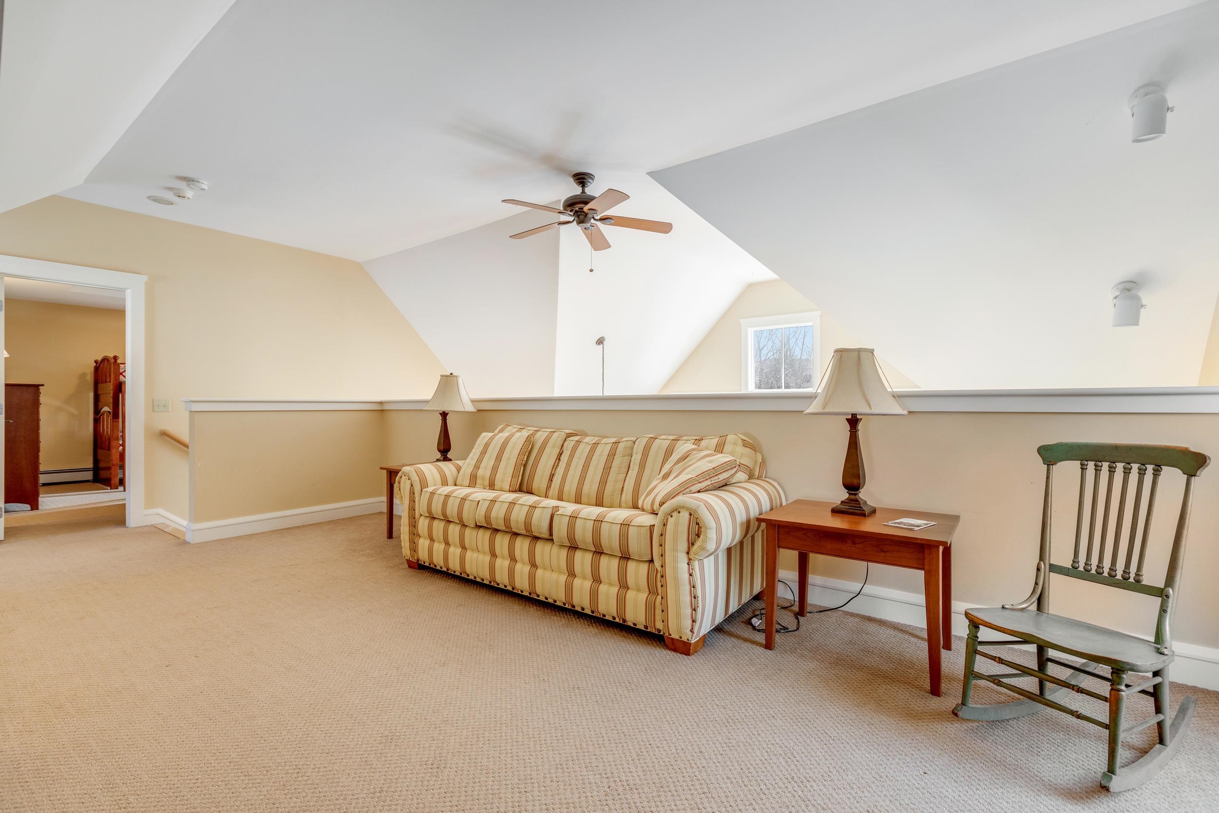 Loft Sitting Area 24963623