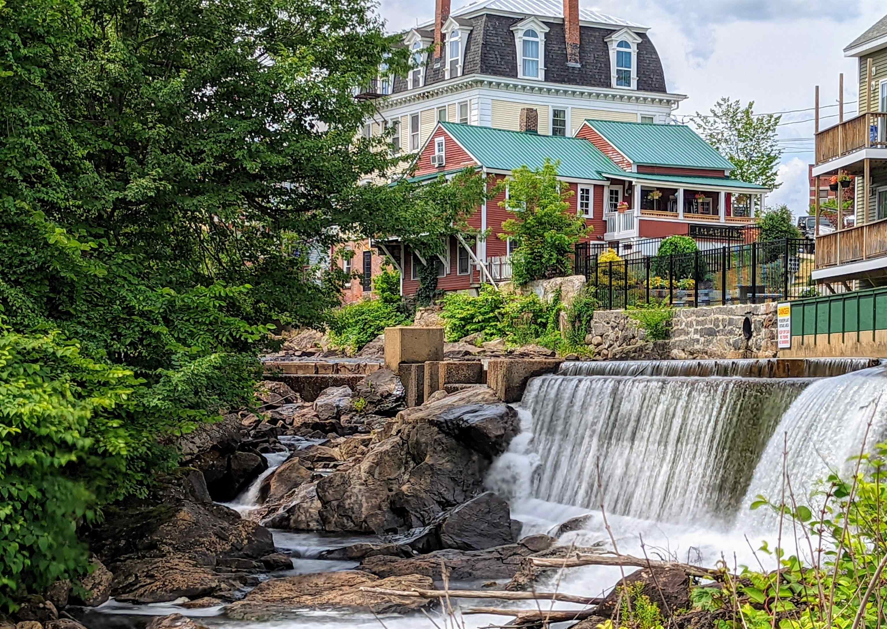 25 School St, Bristol, NH 03222