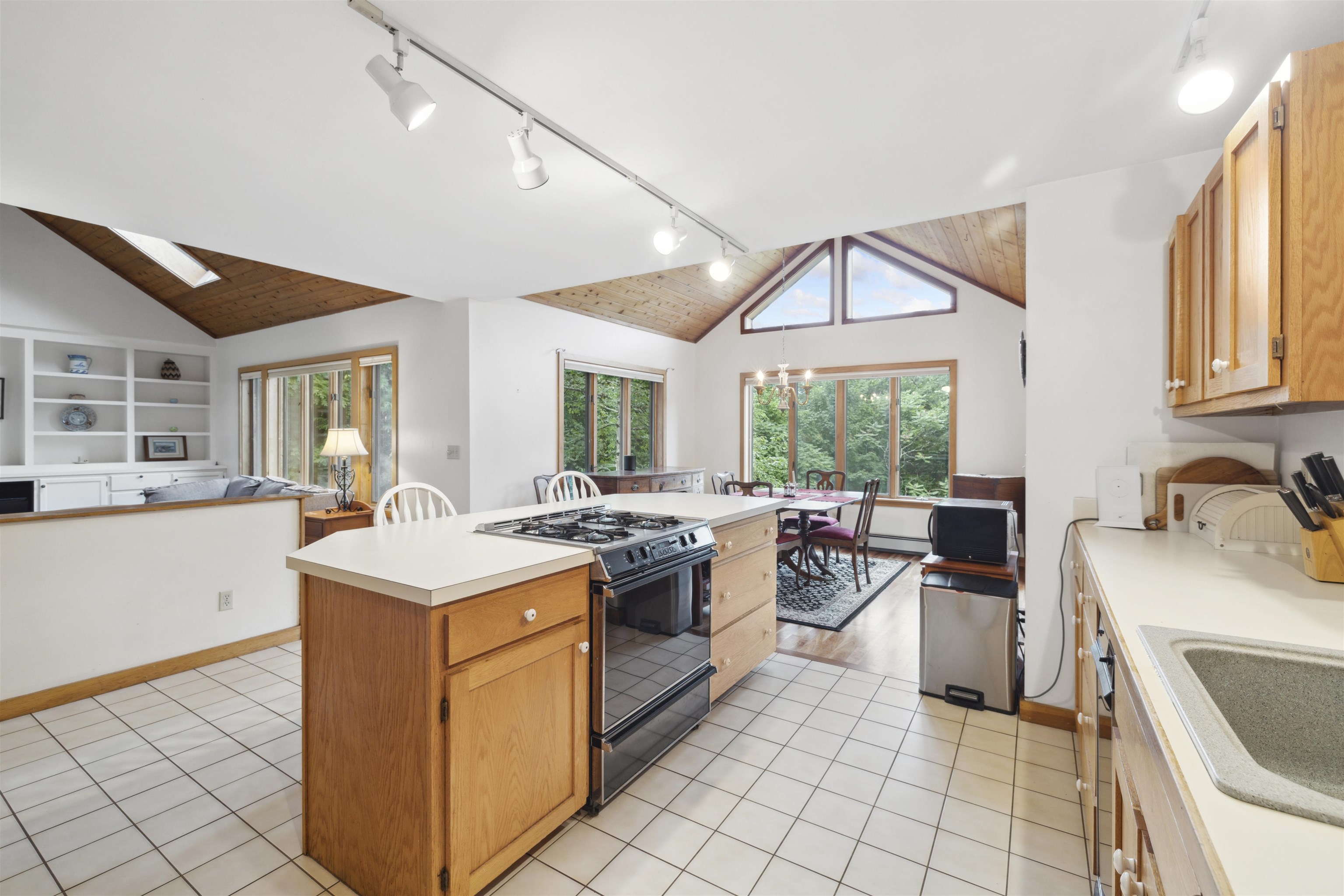 263 Old Post Rd, Newbury, NH 03255