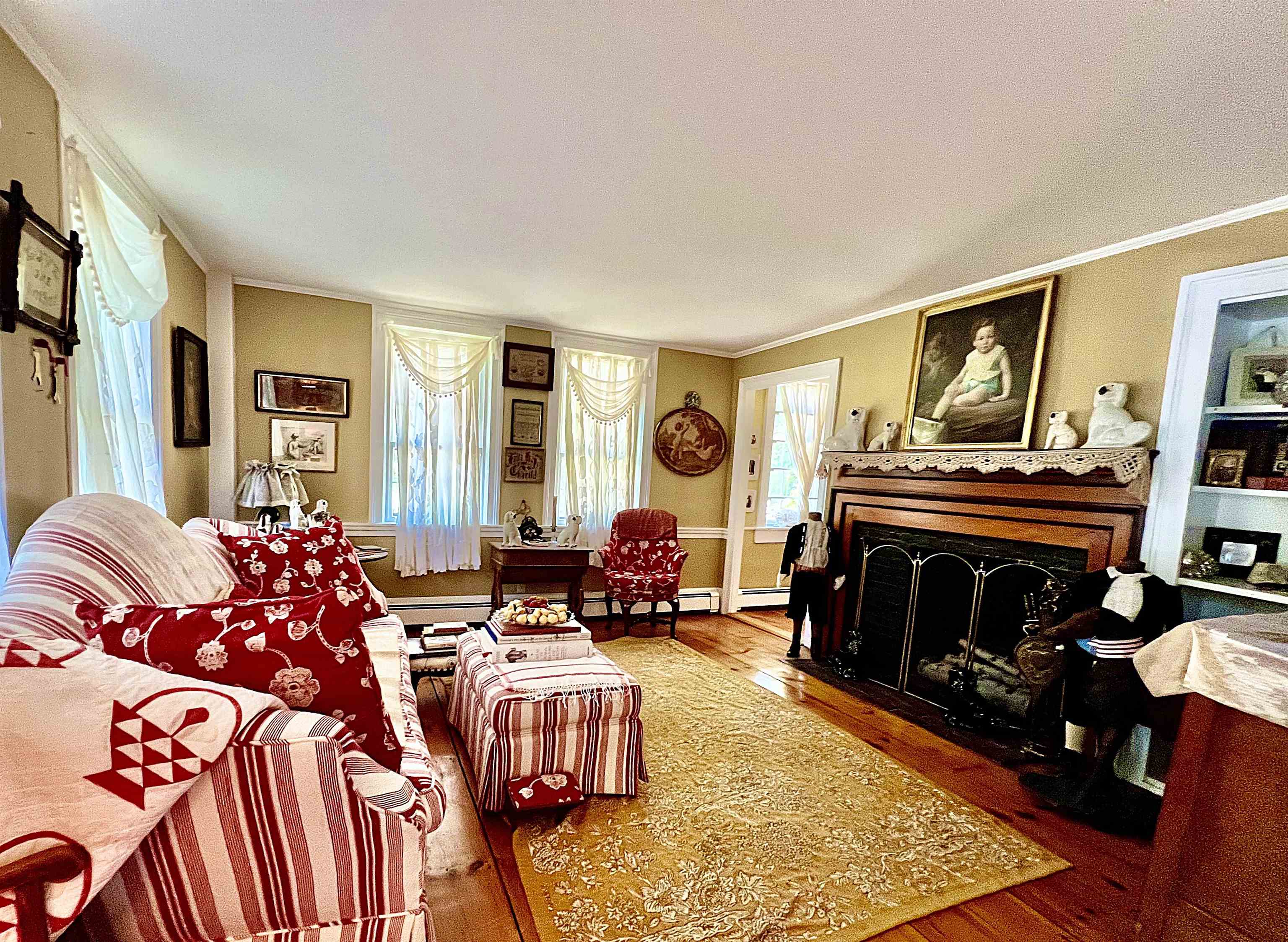 Main Livingroom to Left of Entrance