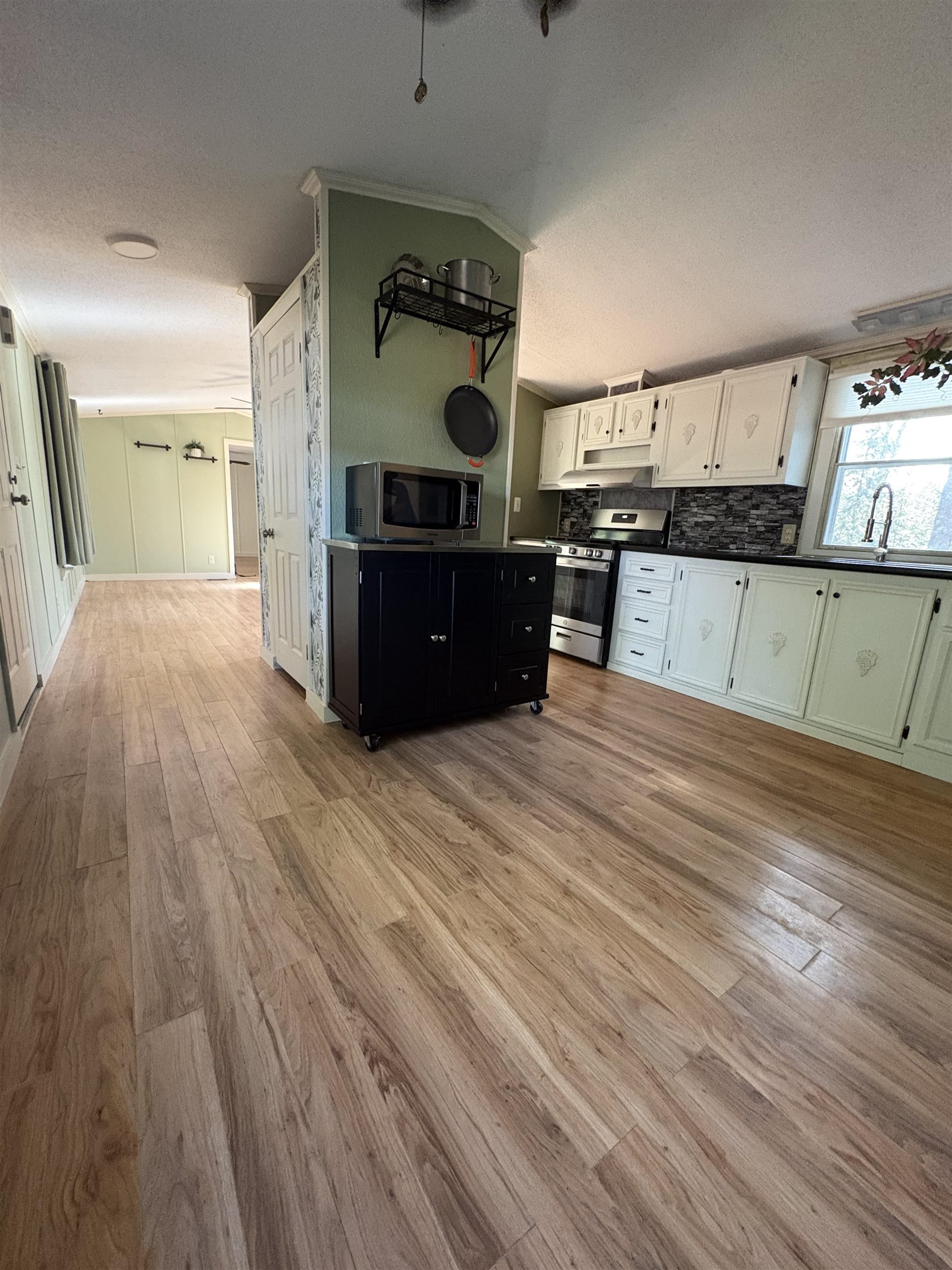 21 Bishop Ln, Epsom, NH 03234