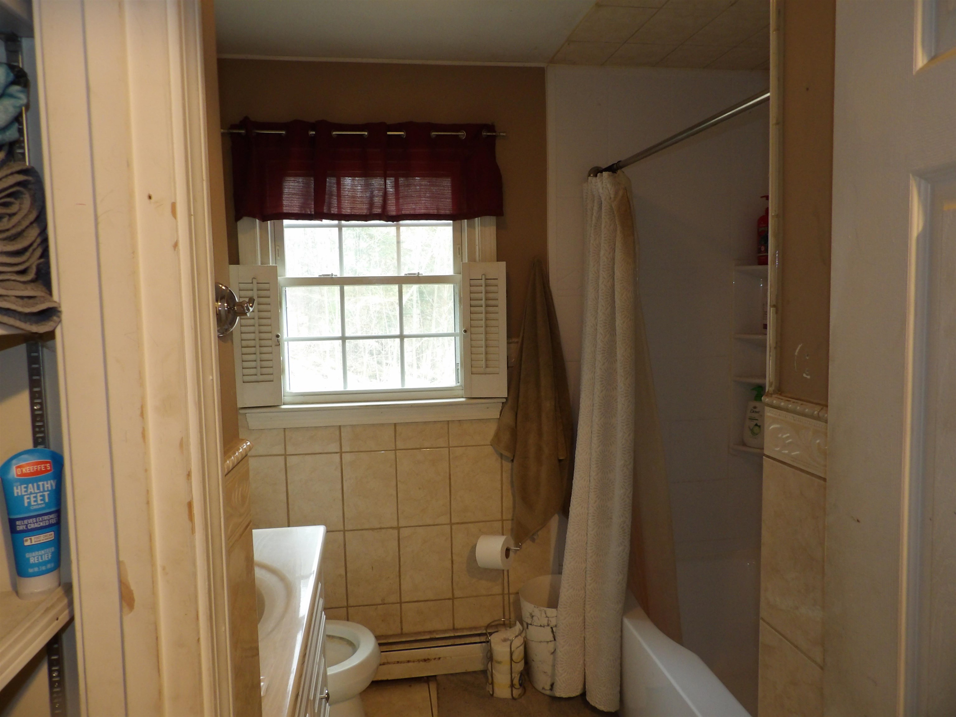 1st floor full bathroom 25074748