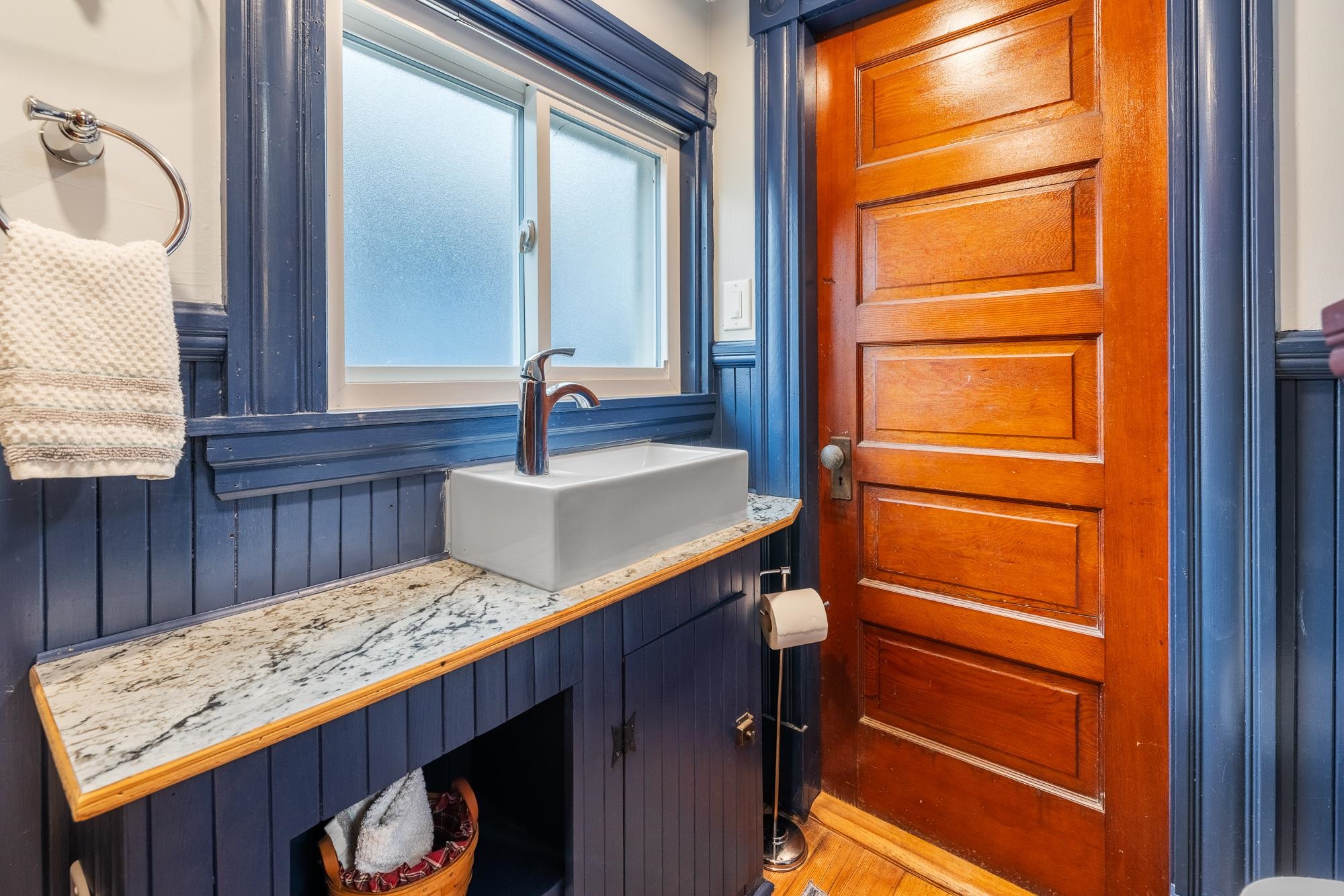 1/2 bath - first floor 25025277