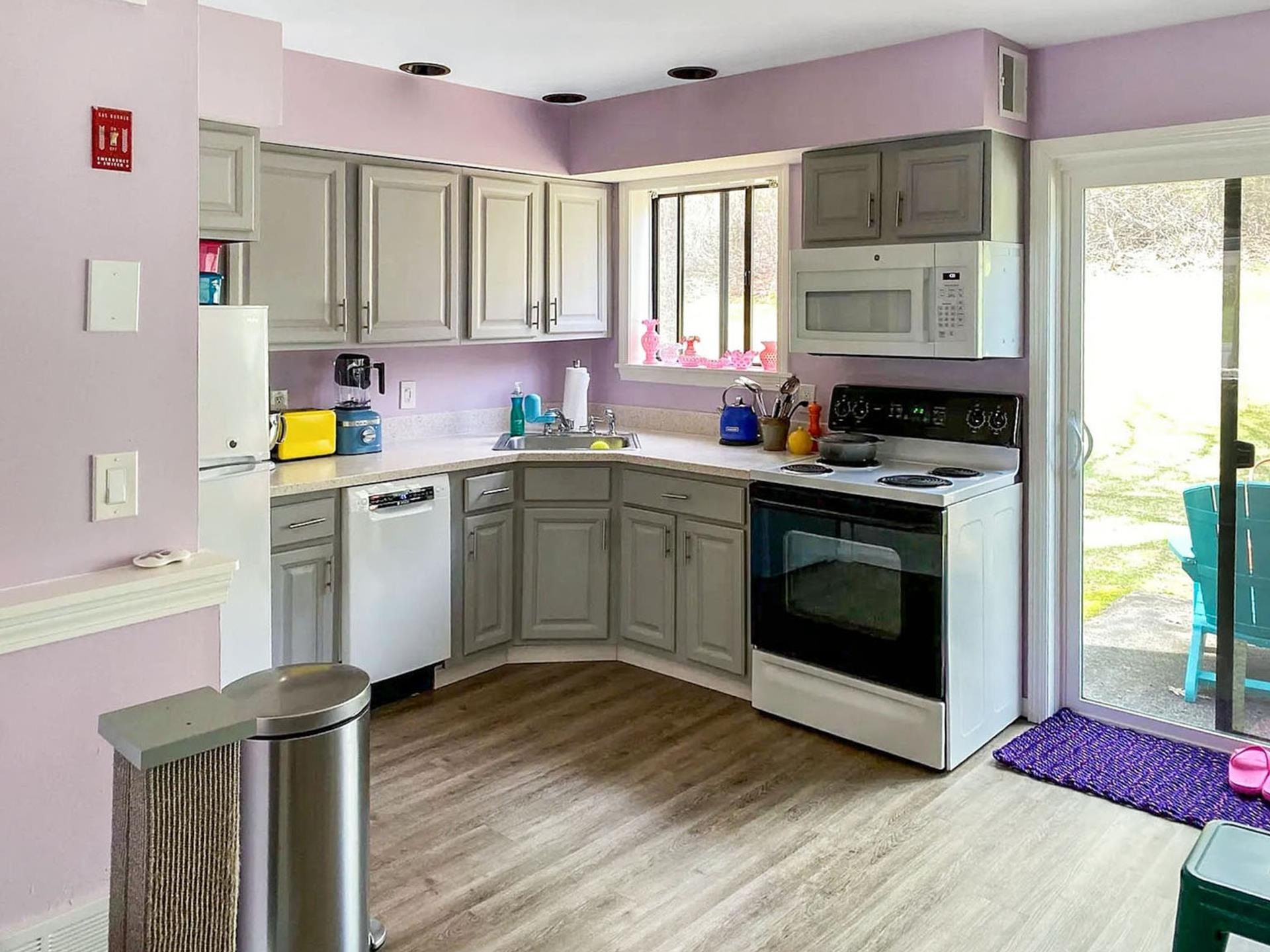 Owners Picture of kitchen 25030911