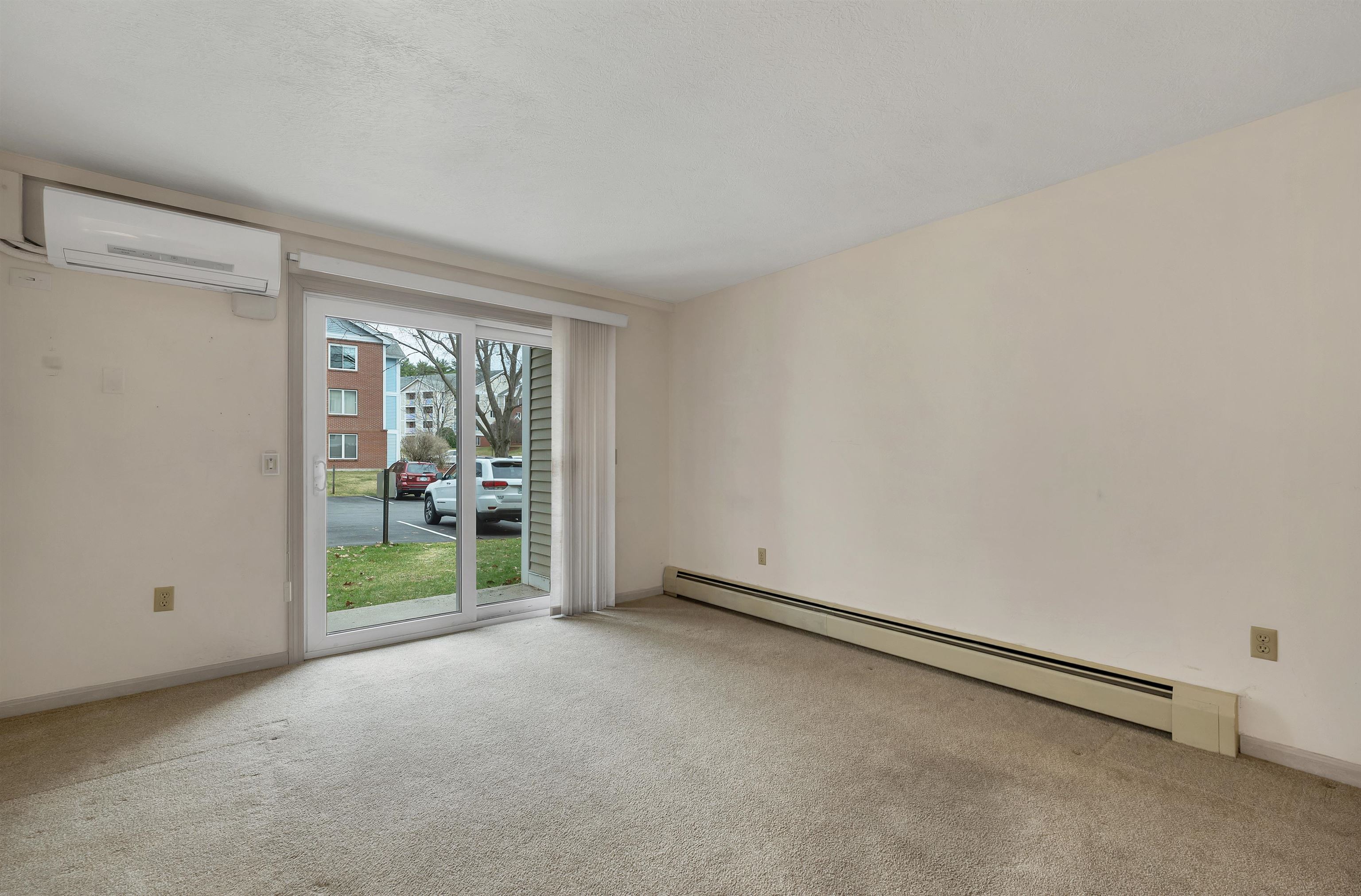 Light and bright living room w/mini-split