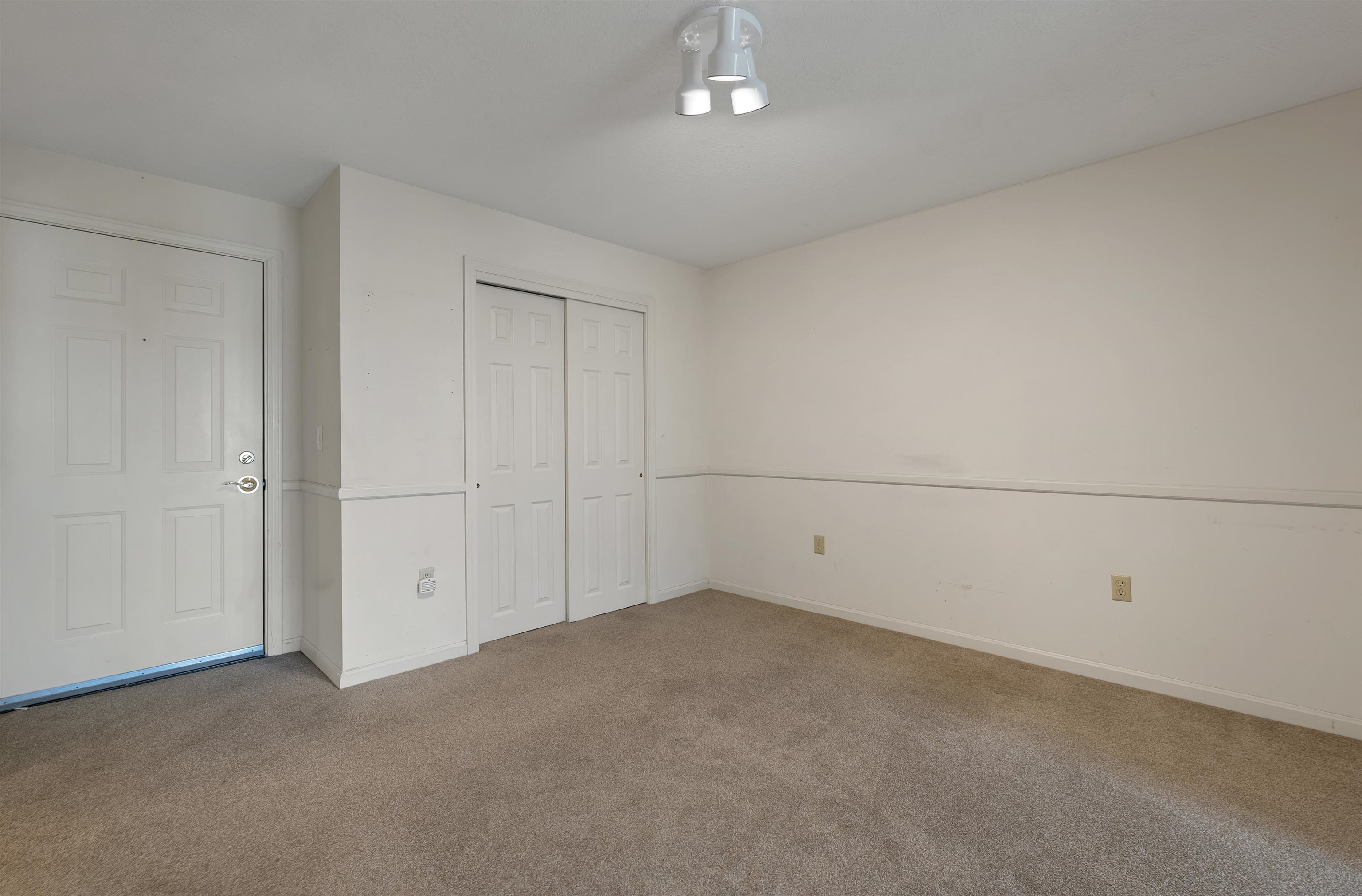 Large dining area for entertaining