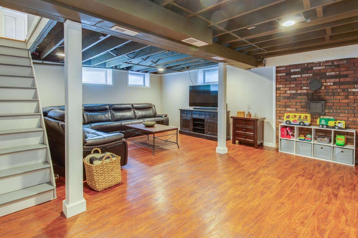 Lower Level Family room 25011002