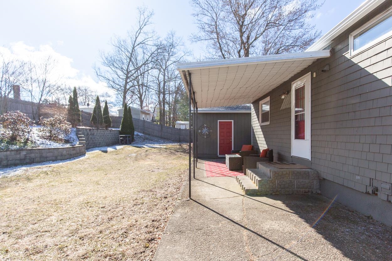 Level Fenced Backyard 25011023